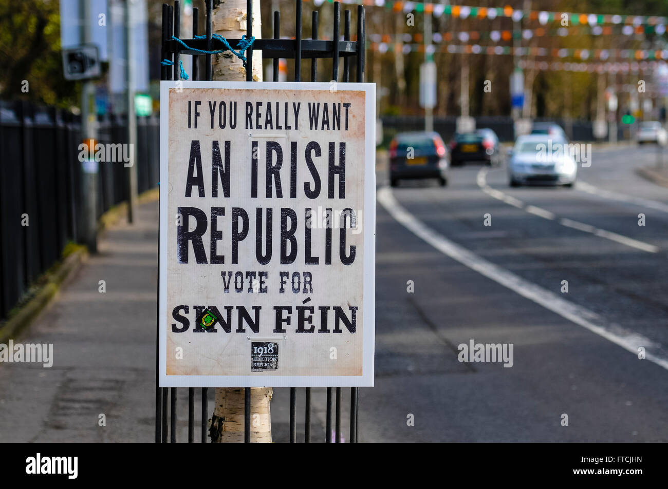 Belfast, Irlande du Nord. 27 Mar 2016 - une reproduction de 1918 affiche électorale dire "Si vous voulez vraiment une République irlandaise, voter pour le Sinn Féin' sur la Falls Road, Belfast Crédit : Stephen Barnes/Alamy Live News Banque D'Images
