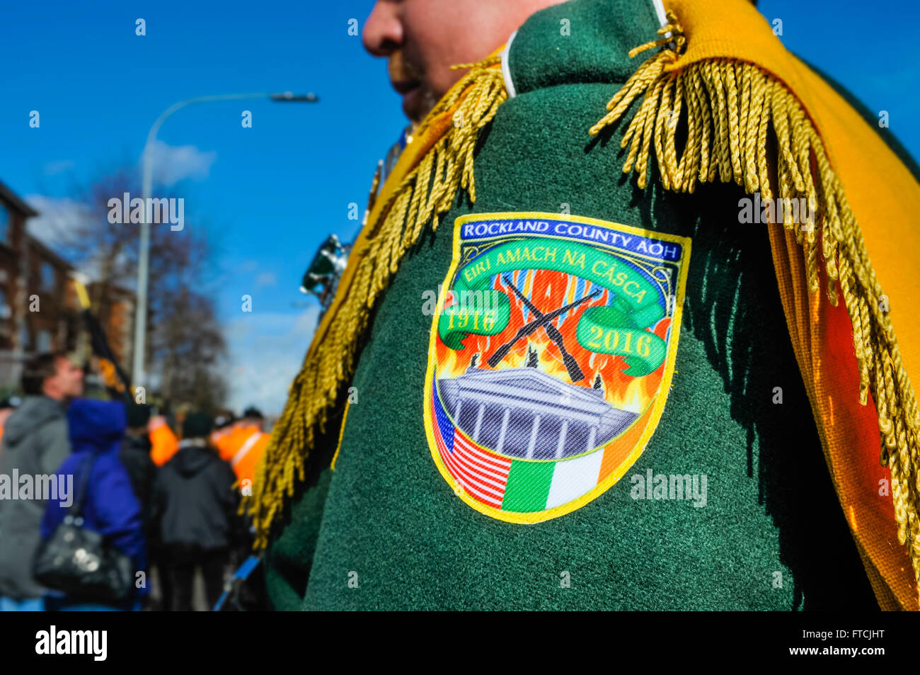 Belfast, Irlande du Nord. 27 mars 2016 - de l'insigne de bras Rockland County (New York) AOH bande à l'Insurrection de Pâques parade de célébration du centenaire. Crédit : Stephen Barnes/Alamy Live News Banque D'Images