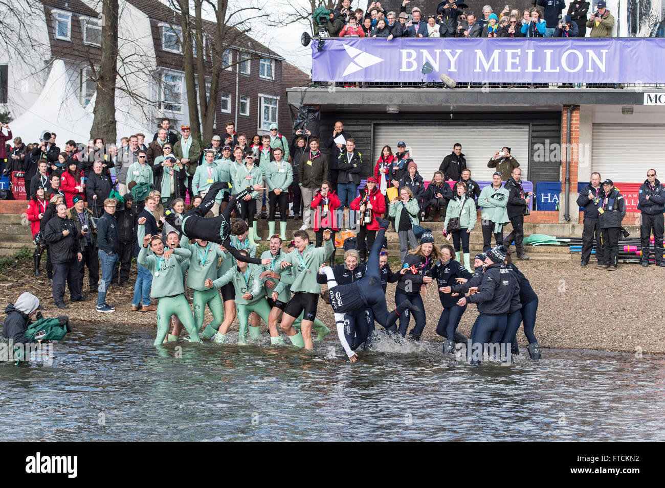 Londres, Royaume-Uni. 27 mars, 2016. La Boat Race. Le Cancer Research UK des courses de bateaux en 2016. Tenue sur le Tideway, Tamise entre Putney et Mortlake, Londres, Angleterre, Royaume-Uni. Le CUBC triomphante et OUWBC jettent leurs équipages coxes dans l'eau. L'Université d'Oxford OUBC Bleu Bateau équipage :-) Bow McKirdy George ; 2) James White ; 3) Morgan Gerlak ; 4) Joshua Bugajski ; 5) Leo Carrington ; 6) Jørgen Tveit ; 7) James Cook ; Course) Nik Hazell ; Cox) Sam Collier ; entraîneur en chef) Sean Bowden. Credit : Duncan Grove/Alamy Live News Banque D'Images