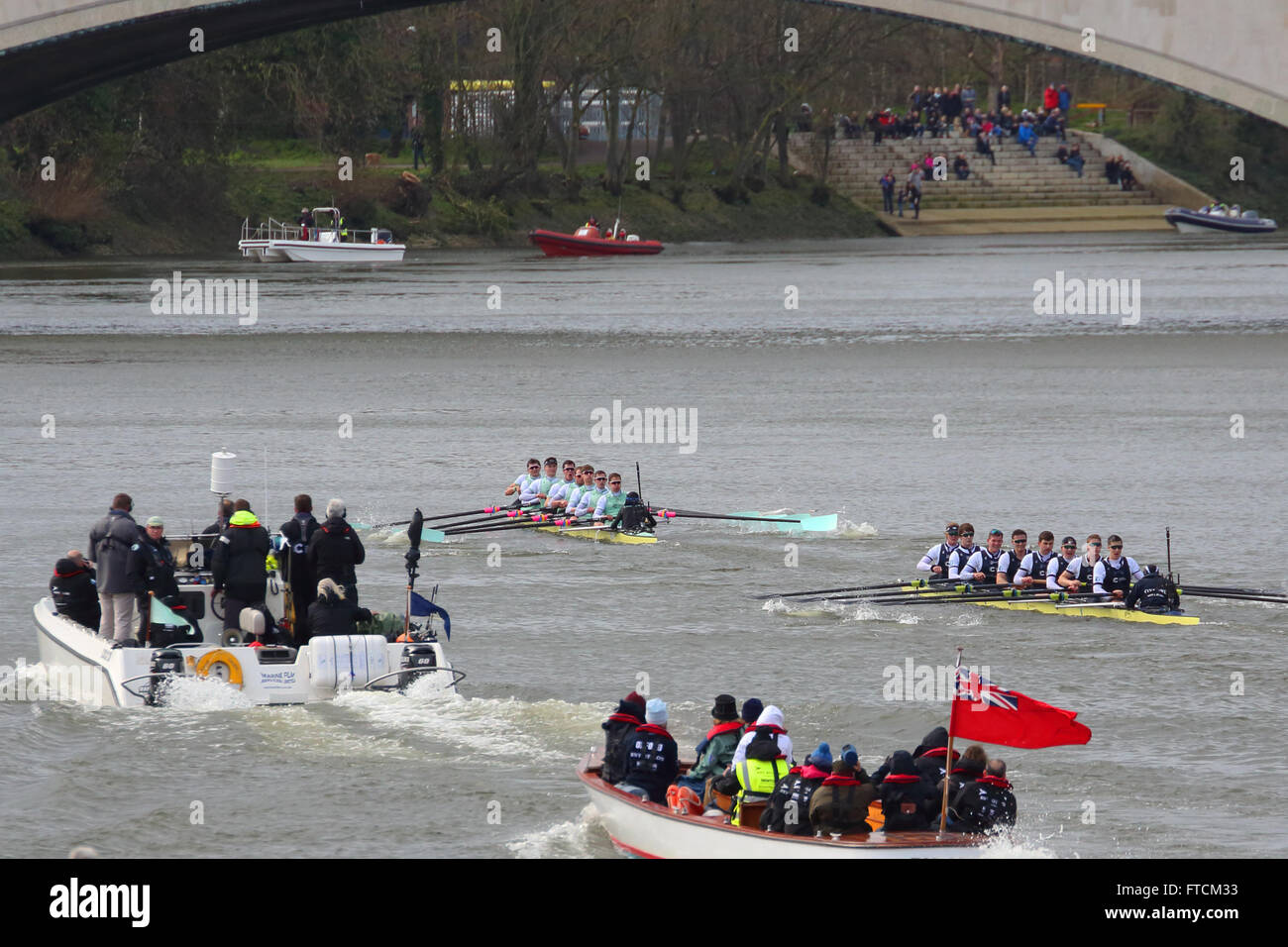 Londres, Royaume-Uni. 27 mars, 2016. Les courses de bateau entre Oxford et Cambridge attirent de nombreux visiteurs chaque année à Londres, au Royaume-Uni Crédit : Uwe Deffner/Alamy Live News Banque D'Images