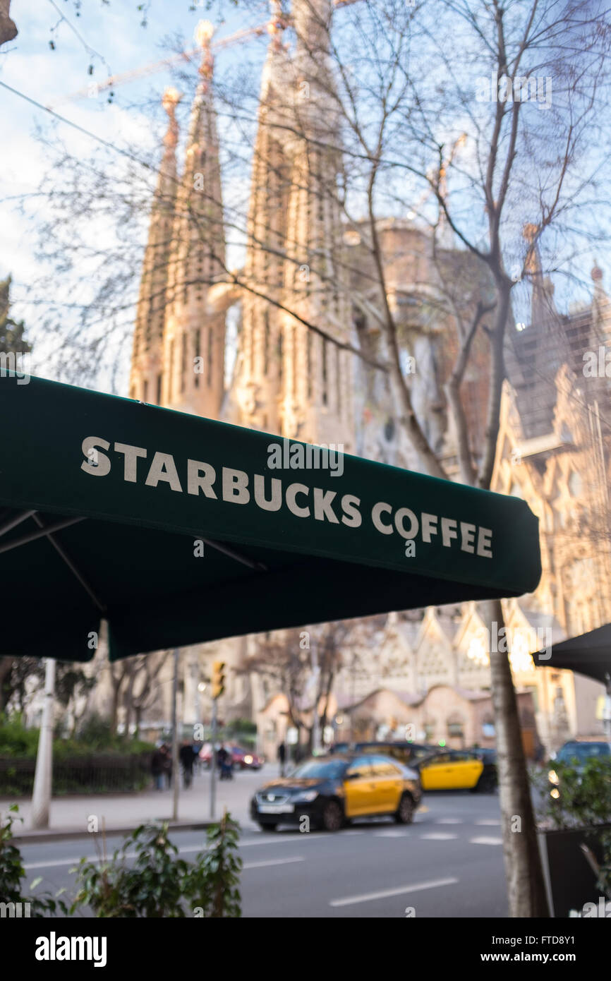 Café Starbucks près de la Sagrada Familia à Barcelone, Espagne Banque D'Images