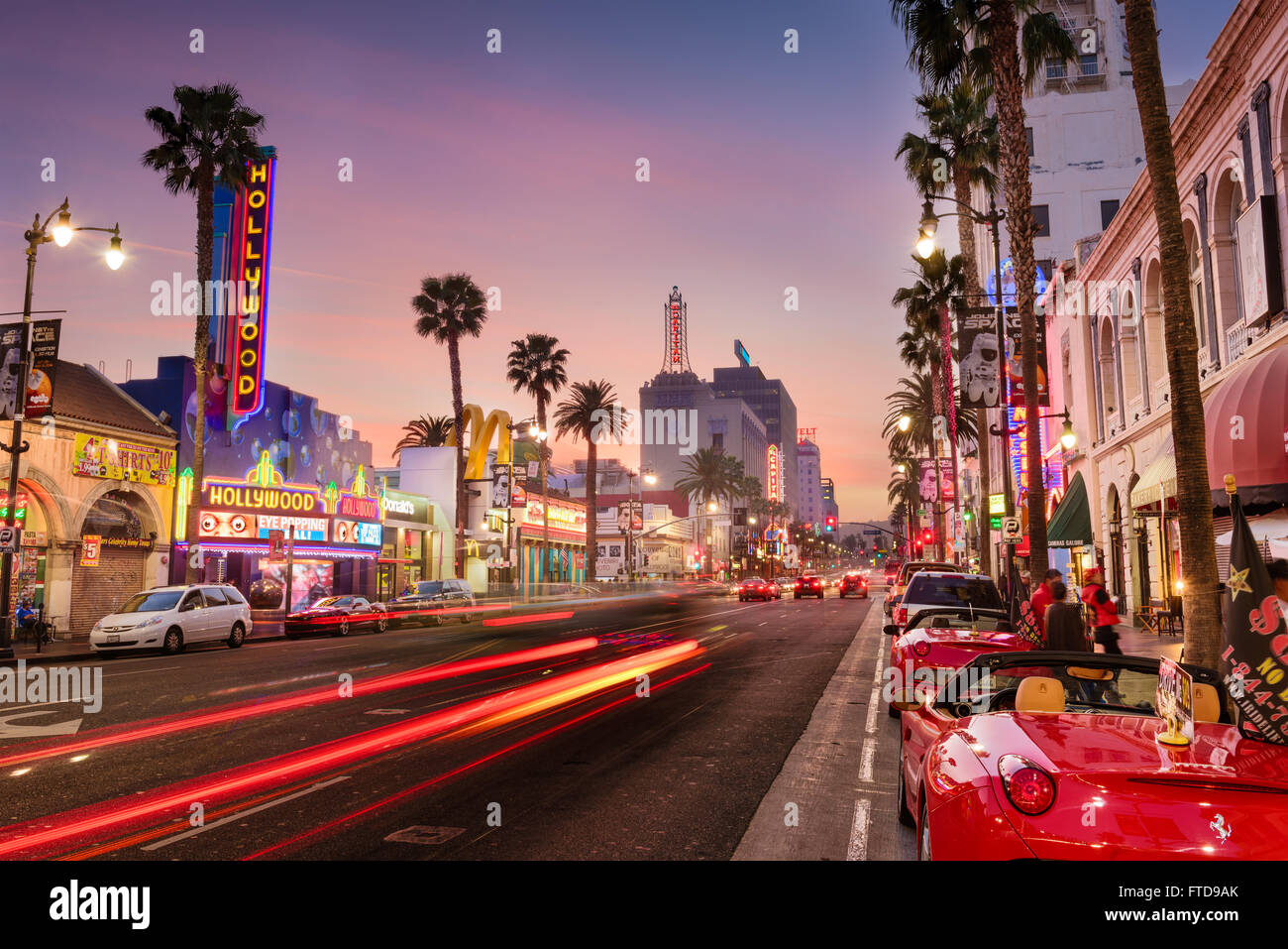 Trafic sur Hollywood Boulevard à Hollywood, Californie, USA. Banque D'Images