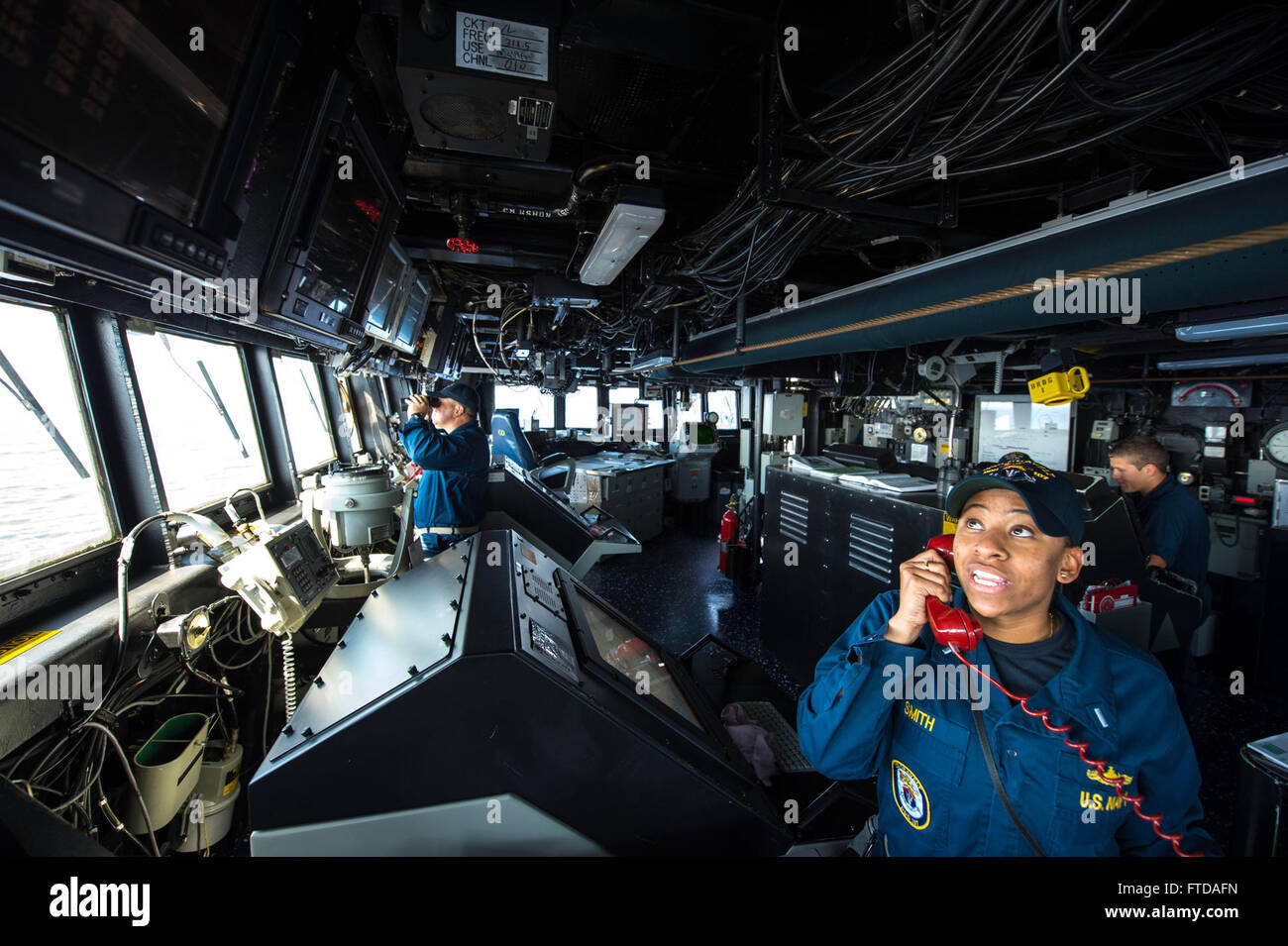 130909-N-NU634-079 MER MÉDITERRANÉE (sept. 9, 2013) Le lieutenant J.G. Danielle Smith, de Beaufort, S.C., passe la transmission à un navire de l'OTAN en Français sur le pont du destroyer lance-missiles USS gravement (DDG 107). Gravement, homeported à Norfolk, en Virginie, est sur un déploiement prévu des opérations de sécurité maritime et les efforts de coopération en matière de sécurité dans le théâtre de la 6ème flotte zone d'opérations. (U.S. Photo par marine Spécialiste de la communication de masse 3 Classe Darien G. Kenney/approuvé pour diffusion publique) Banque D'Images