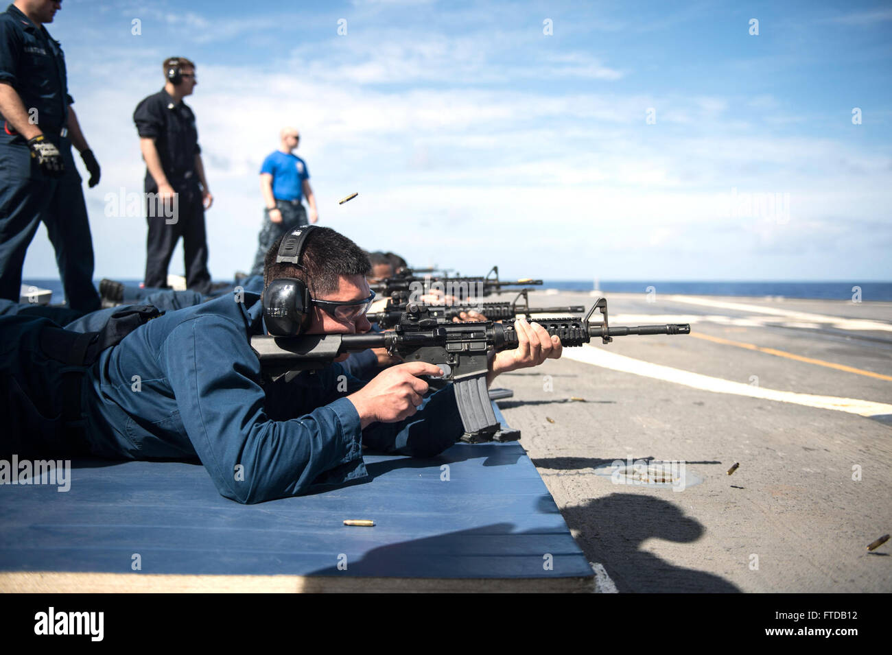 150401-N-PJ969-076 OCÉAN ATLANTIQUE (1er avril 2015) - Les marins participent à la formation de qualification les armes à bord du croiseur lance-missiles USS Anzio (CG 68). Anzio est en route pour l'Ecosse, de participer à des guerrier, un Royaume Uni-led coopération multinationale semi-annuels exercice d'entraînement. (U.S. Photo par marine Spécialiste de la communication de masse 2e classe Abe McNatt/libérés) Banque D'Images