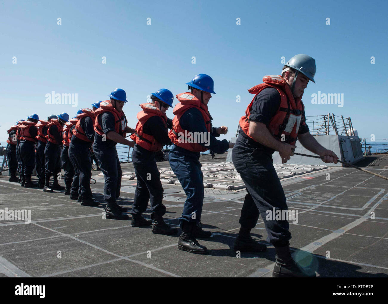150405-N-TP976-026 MER MÉDITERRANÉE (5 avril 2015) -- les marins à bord de la ligne de gel de la classe Arleigh Burke destroyer lance-missiles USS Forrest Sherman (DDG 98) au cours d'une reconstitution en cours avec la Henry J. Kaiser-reconstitution de la flotte classe oiler USNS John Lenthall (T-AO 189) lors d'une reconstitution en cours le 5 avril 2015. Forrest Sherman, home-porté à Norfolk, mène des opérations navales dans la sixième flotte américaine zone d'opérations à l'appui de la sécurité nationale des États-Unis en Europe. (U.S. Photo par Marine/libérés) Banque D'Images