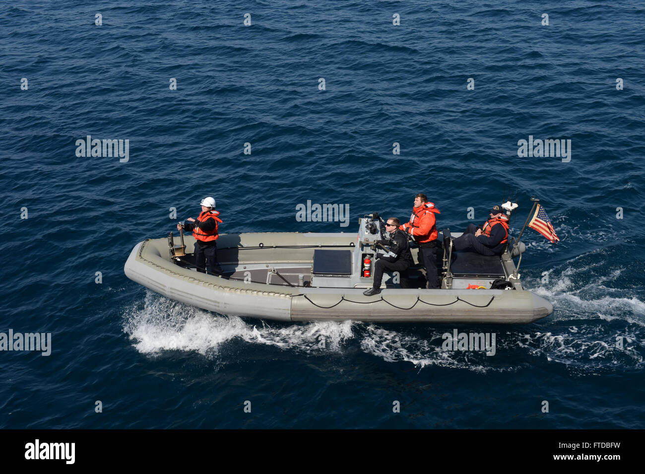 150413-N-ZE250-041 MER NOIRE (13 avril 2015) marins affectés à l'USS Jason Dunham (DDG 109) conduite des opérations à bord de petits bateaux une embarcation pneumatique à coque rigide, 13 avril 2015. Jason Dunham, une classe Arleigh Burke destroyer lance-missiles homeported à Norfolk, mène des opérations navales dans la sixième flotte américaine zone d'opérations à l'appui de la sécurité nationale des États-Unis en Europe. (U.S. Photo par marine Spécialiste de la communication de masse de la classe 3ème Weston Jones/libérés) Banque D'Images
