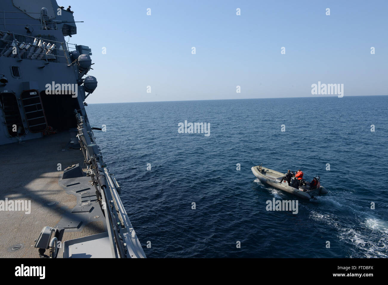 150413-N-ZE250-043 MER NOIRE (13 avril 2015) marins affectés à l'USS Jason Dunham (DDG 109) conduite des opérations à bord de petits bateaux une embarcation pneumatique à coque rigide, 13 avril 2015. Jason Dunham, une classe Arleigh Burke destroyer lance-missiles homeported à Norfolk, mène des opérations navales dans la sixième flotte américaine zone d'opérations à l'appui de la sécurité nationale des États-Unis en Europe. (U.S. Photo par marine Spécialiste de la communication de masse de la classe 3ème Weston Jones/libérés) Banque D'Images