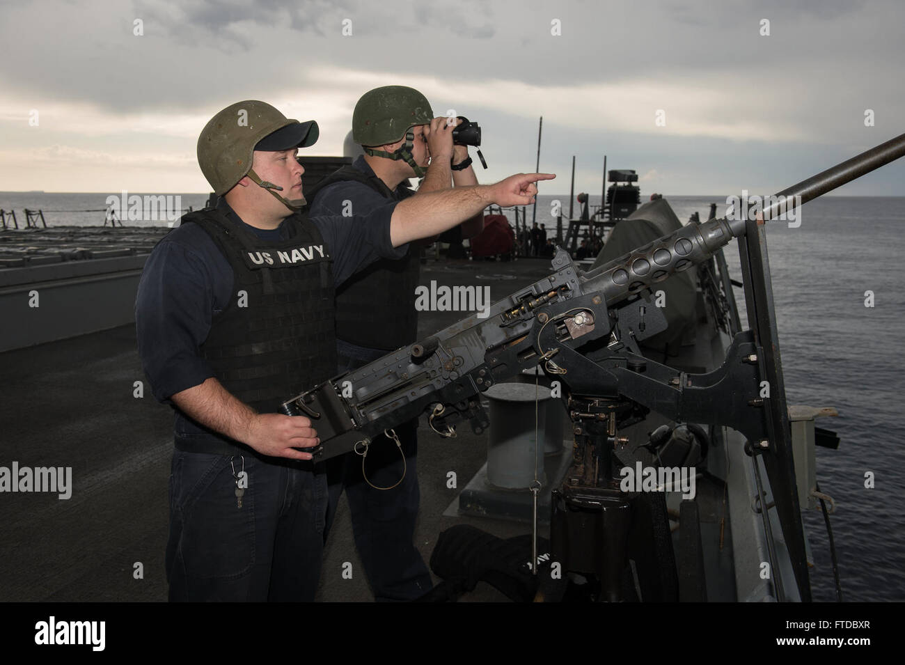 150423-N-FQ994-054 Larnaca, Chypre (23 avril 2015) Gunner's Mate 3e classe David Lewis, de Hamilton, Ohio, à gauche, et Technicien Sonar (géographique) 2e classe Steven Burnett, de Spartanburg, Caroline du Sud, identifier un contact de l'air dans le cadre de l'équipe d'action de petit calibre à bord de l'USS Ross (DDG 71) Le 23 avril 2015. Ross, une classe Arleigh Burke destroyer lance-missiles, l'avant-déployé à Rota, Espagne, mène des opérations navales dans la sixième flotte américaine zone d'opérations à l'appui de la sécurité nationale des États-Unis en Europe. (U.S. Photo par marine Spécialiste de la communication de masse 3e classe Robert Banque D'Images