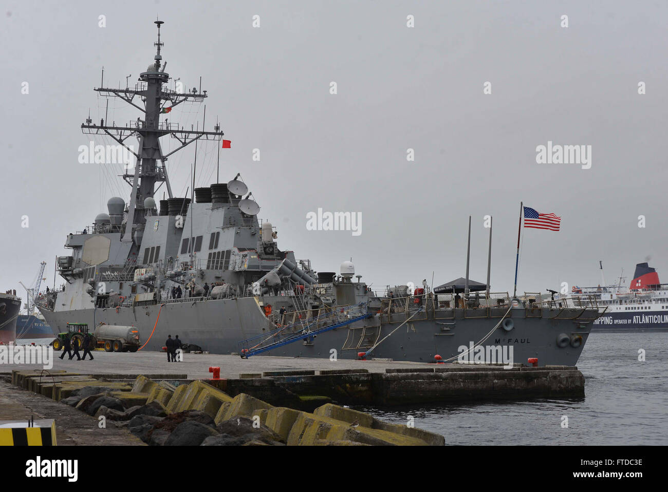 150429-N-AC940-356 PONTA DELGADA, Portugal (29 avril 2015), USS McFaul (DDG 74) landes à Ponta Delgada, Portugal, le 29 avril 2015. McFaul, une classe Arleigh Burke destroyer lance-missiles, homeported à Norfolk, mène des opérations navales dans la sixième flotte américaine zone d'opérations à l'appui de la sécurité nationale des États-Unis en Europe. (U.S. Photo par marine Spécialiste de la communication de masse 3 classe Nicholas Frank Cottone/libérés) Banque D'Images