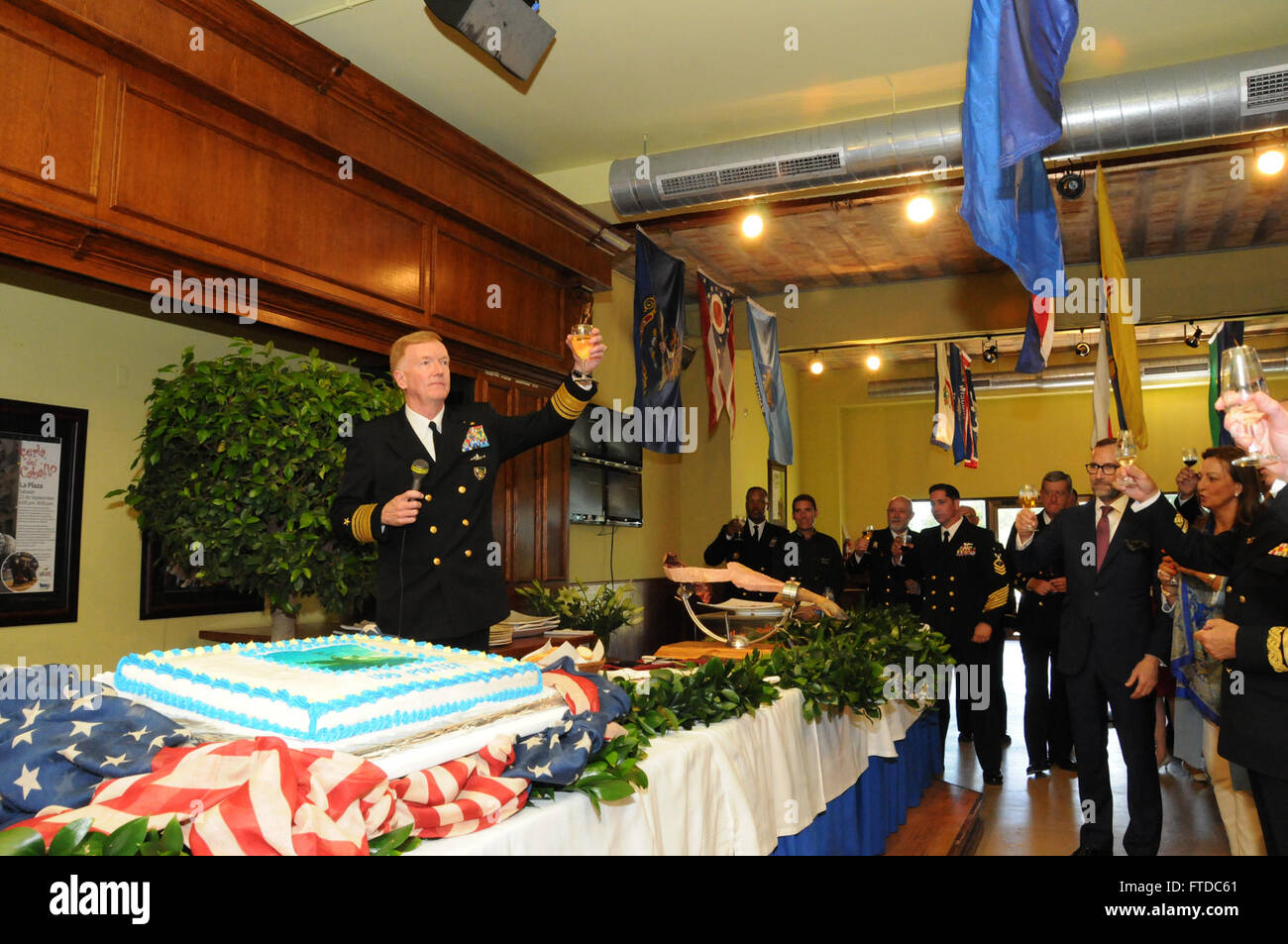 150430-N-VJ282-714 NAVAL STATION ROTA, ESPAGNE (30 avril 2015), commandant de la sixième flotte américaine Vice Adm. James G. Foggo III propose un toast au cours de l'USS Porter (DDG 78) réception à l'arrivée de la station navale de Rota, Espagne, le 30 avril 2015. Porter est le troisième des quatre destroyers de la classe Arleigh Burke à l'avant-déployé à Rota, en Espagne, pour servir dans le cadre de l'approche adaptative progressive européenne à la défense antimissile balistique en Europe. (U.S. Photo par marine Spécialiste de la communication de masse 1re classe Brian Dietrick/libérés) Banque D'Images