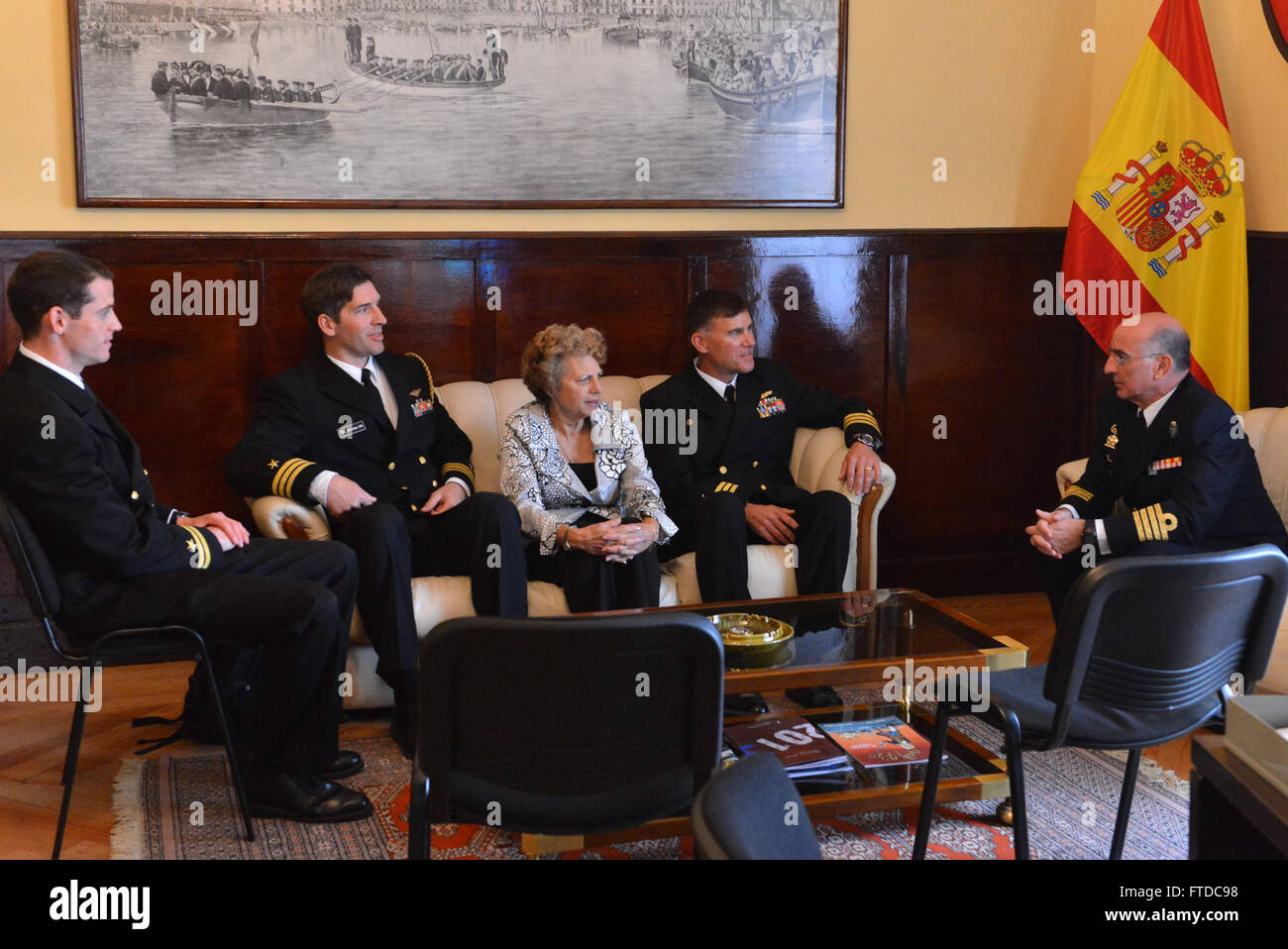 150505-N-AC940-128 Malaga, Espagne (5 mai 2015), USS McFaul commandant le Cmdr. Michael J. Dunn, deuxième à partir de la droite, rencontre les agents de l'espagnol à l'Hôtel de ville de Malaga à Malaga, Espagne, le 5 mai 2015. McFaul, une visite guidée de la classe Arleigh Burke-destroyer, homeported à Norfolk, mène des opérations navales dans la sixième flotte américaine zone d'opérations à l'appui de la sécurité nationale des États-Unis en Europe. (U.S. Photo par marine Spécialiste de la communication de masse 3 classe Nicholas Frank Cottone/libérés) Banque D'Images