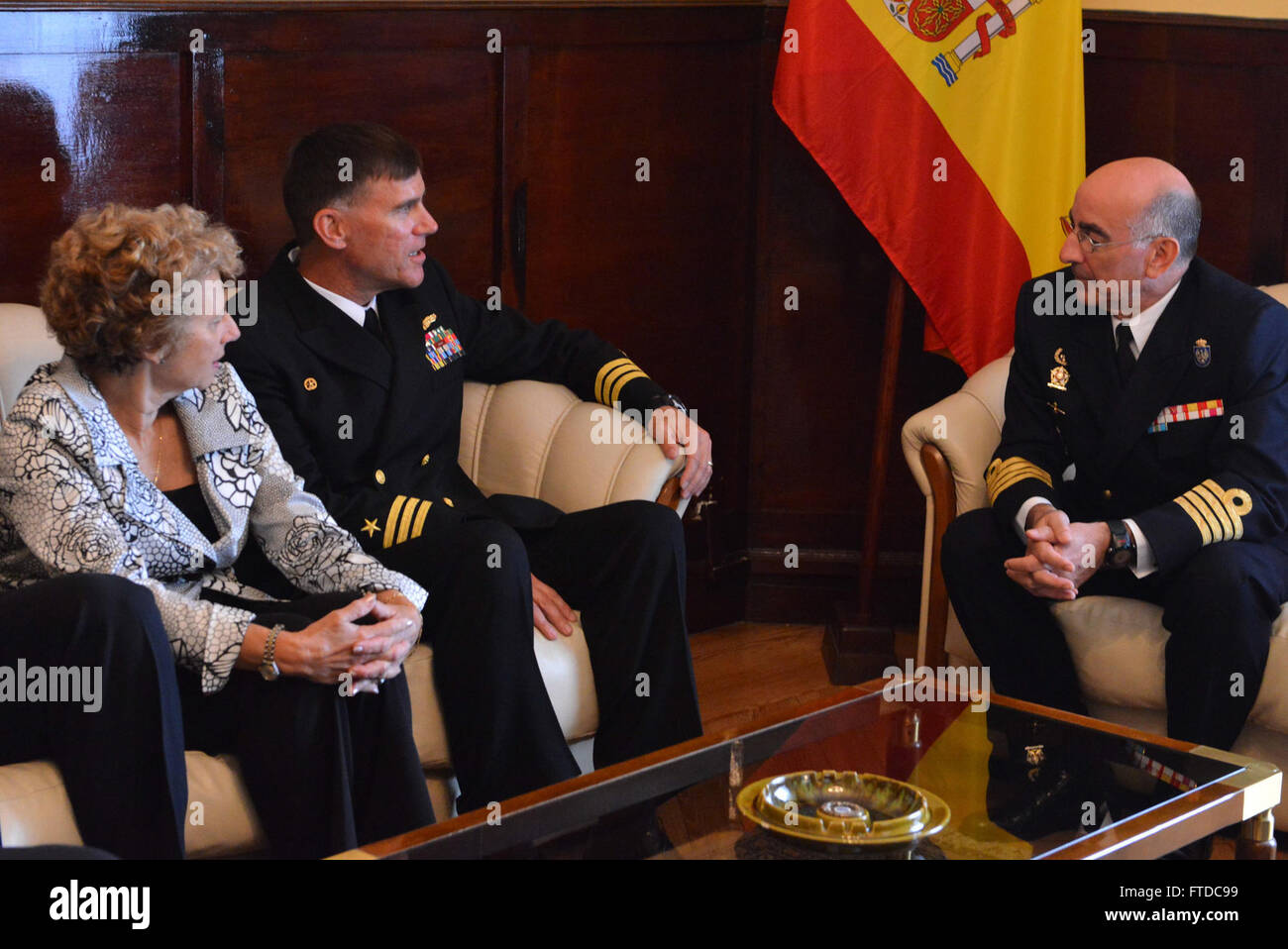 150505-N-AC940-130 Malaga, Espagne (5 mai 2015), USS McFaul commandant le Cmdr. Michael J. Dunn, centre, rencontre avec des agents de l'espagnol à l'Hôtel de ville de Malaga à Malaga, Espagne, le 5 mai 2015. McFaul, une visite guidée de la classe Arleigh Burke-destroyer, homeported à Norfolk, mène des opérations navales dans la sixième flotte américaine zone d'opérations à l'appui de la sécurité nationale des États-Unis en Europe. (U.S. Photo par marine Spécialiste de la communication de masse 3 classe Nicholas Frank Cottone/libérés) Banque D'Images