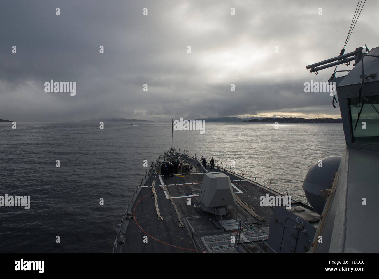 150513-N-ZE250-037 MER DU NORD (13 mai 2015), USS Jason Dunham (DDG 109) se prépare à tirer dans l'orifice à Haakonsvern, la Norvège, le 13 mai 2015. Jason Dunham, une classe Arleigh Burke destroyer lance-missiles, homeported à Norfolk, mène des opérations navales dans la sixième flotte américaine zone d'opérations à l'appui de la sécurité nationale des États-Unis en Europe. (U.S. Photo par marine Spécialiste de la communication de masse de la classe 3ème Weston Jones/libérés) Banque D'Images