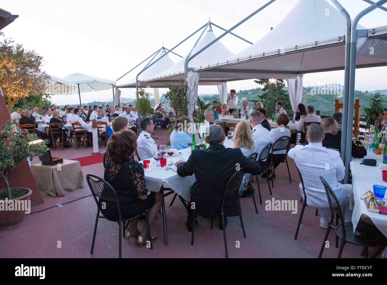 150529-N-OX801-189 NAPLES, ITALIE (29 mai 2015) Commander, U.S. Naval Forces Sma Europe-afrique. Mark Ferguson fournit des commentaires au cours d'une bataille de Midway dining out event à Naples, Italie, le 29 mai 2015. La salle à manger out a commémoré le 73e anniversaire de la Bataille de Midway. (U.S. Photo par marine Spécialiste de la communication de masse 2e classe Daniel P. Schumacher/libérés) Banque D'Images