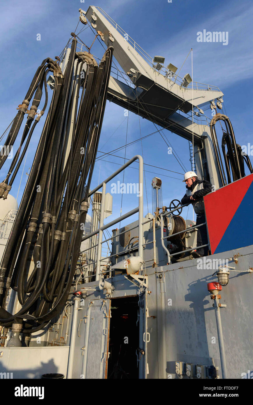 150610-N-ZZ999-510 MER BALTIQUE (10 juin 2015) Un marin à bord de navire de la marine française se distingue par une somme en cours avec replinishment LPD USS San Antonio-17 pendant les opérations de la Baltique 2015 (BALTOPS). BALTOPS est un exercice multinational annuel conçu pour accroître la flexibilité et l'interopérabilité, ainsi qu'une preuve de la détermination des alliés et des forces en partenariat pour défendre la région de la Baltique. Photo de Maître de 1re classe Adam C. Stapleton. Banque D'Images