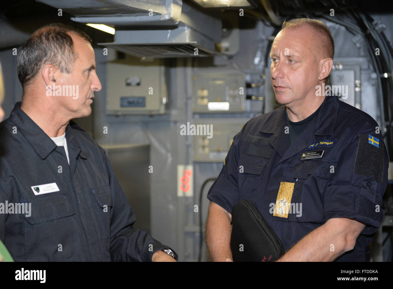 150613-N-ZZ999-702 MER BALTIQUE (13 juin 2015) Espagne la Marine canadienne Chef de cabinet adjoint Adm arrière. Juan Garat répond à la Suède la Marine canadienne Chef de cabinet Adm arrière. Jan Thornqvist à bord du USS San Antonio (LPD-17) au cours des opérations de la Baltique 2015 (BALTOPS). BALTOPS est un exercice multinational annuel conçu pour accroître la flexibilité et l'interopérabilité, ainsi qu'une preuve de la détermination des alliés et des forces en partenariat pour défendre la région de la Baltique. (U.S. Photo de la marine par l'officier marinier1St Class Adam C. Stapleton/libérés) Banque D'Images