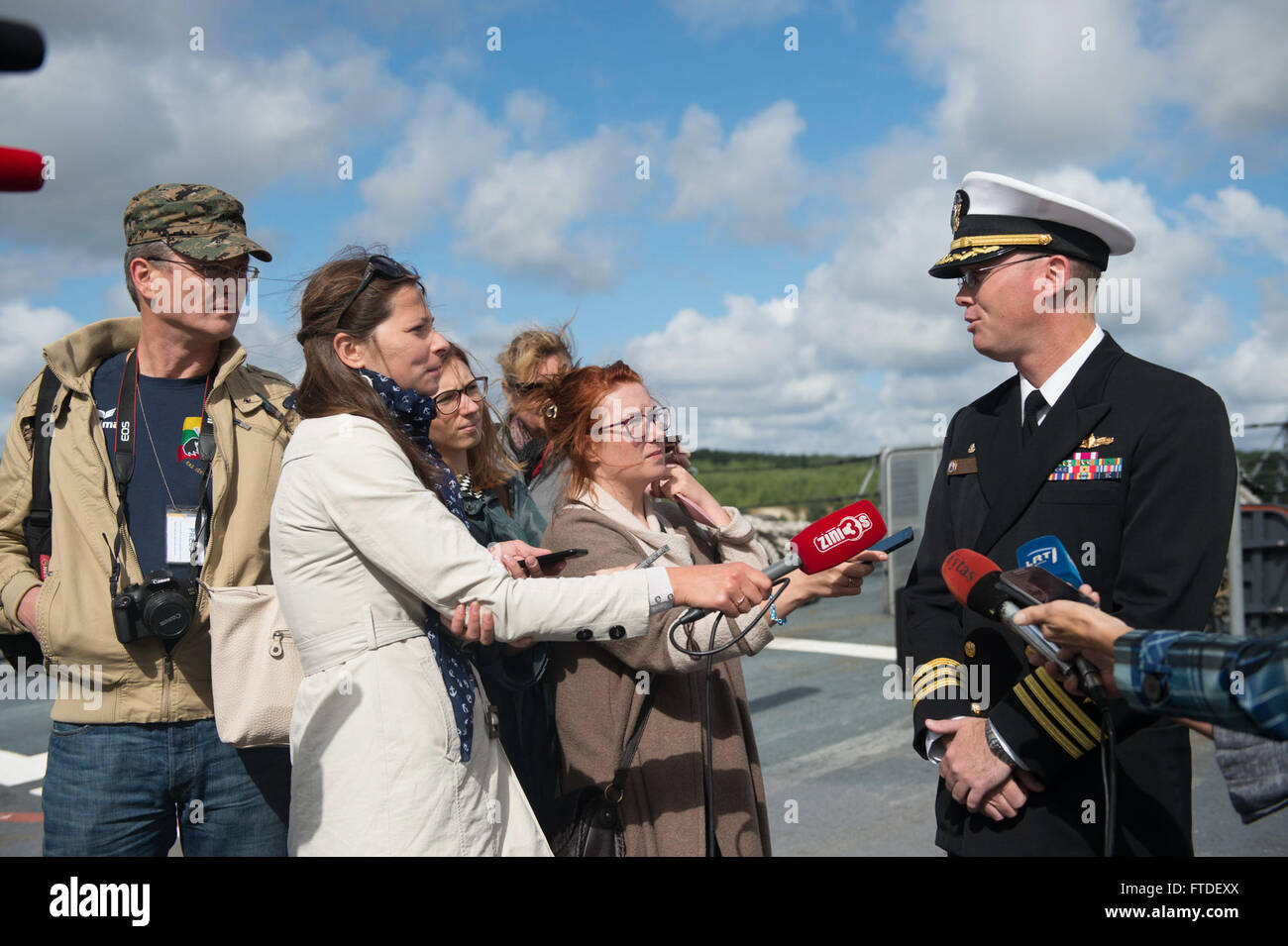 150717-N-ZE250-127 KLAIPEDA, Lituanie (17 juillet 2015) Le Cmdr. Darren Dugan, commandant du USS Jason Dunham (DDG 109), effectue une entrevue avec le support de la Lituanie le 17 juillet 2015. Jason Dunham, une classe Arleigh Burke destroyer lance-missiles homeported à Norfolk, mène des opérations navales dans la sixième flotte américaine zone d'opérations à l'appui de la sécurité nationale des États-Unis en Europe. (U.S. Photo par marine Spécialiste de la communication de masse de la classe 3ème Weston Jones/libérés) Banque D'Images