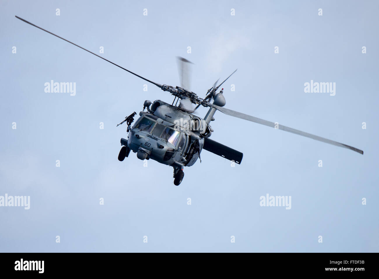 150723-N-XN518-125 OCÉAN INDIEN (23 juillet 2015) Un MH-60s Sea Hawk de la "matraques" d'hélicoptères de l'Escadron de Combat de mer (HSC) effectue des opérations de vol 21 sur le pont de vol classe Wasp-navire d'assaut amphibie USS Essex (DG 2). Essex, homeported à San Diego, mène des opérations navales dans la sixième flotte américaine zone d'opérations à l'appui de la sécurité nationale des États-Unis en Europe et en Afrique. (U.S. Photo par marine Spécialiste de la communication de masse de la classe 3ème Irwin D. Sampaga/libérés) Banque D'Images