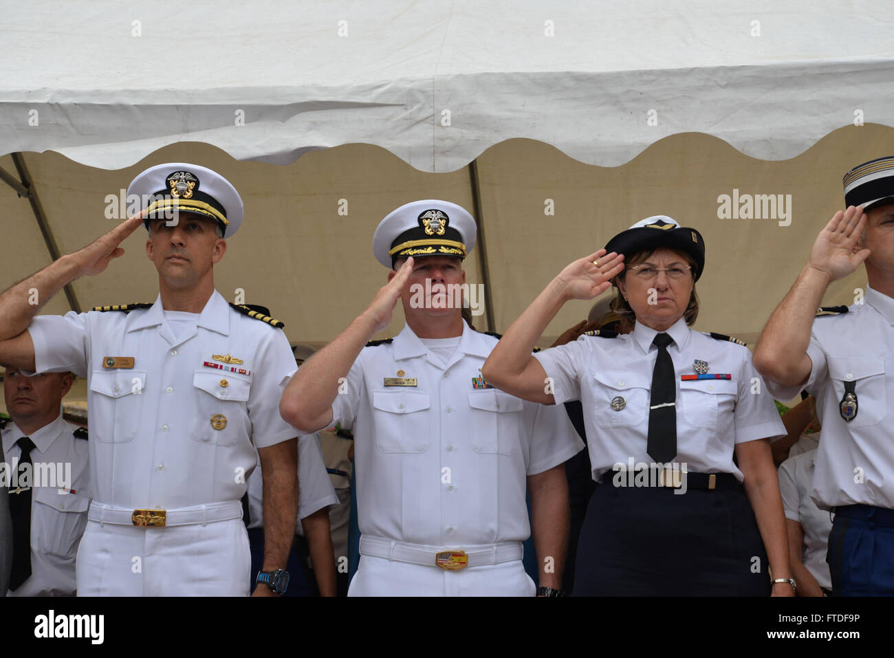 150815-N-ZZ999-104 THEOULE-SUR-MER, FRANCE (Août 15, 2015) Le capitaine Cathal S. O'Connor, chef de cabinet, U.S. Naval Forces américaines/Europe-Afrique 6e Flotte, à gauche, le cmdr. Charles Hampton, commandant du USS Donald Cook (DDG 75), centre, et des vétérans français rendre un hommage dans le cadre d'événements dans Theoule-Sur-Mer, France, 15 août 2015, en hommage aux anciens combattants qui ont servi dans la seconde guerre mondiale débarquement allié dans le sud de la France, nom de code opération Dragoon. La Marine américaine participe à plusieurs manifestations aux côtés de hauts responsables civils et militaires français pour commémorer le 71e anniversaire de l'opération Banque D'Images