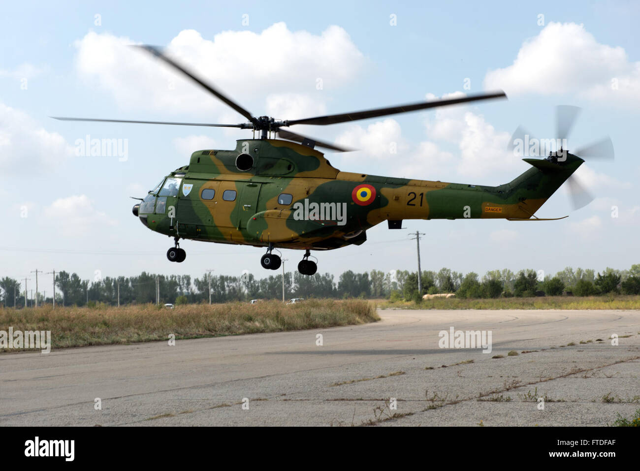 150818-N-TQ904-062 FACILITÉ DE SOUTIEN NAVAL DEVESELU, Roumanie (Août 18, 2015) Un hélicoptère Aerospatiale SA 330 Puma transportant le Ministre roumain de la Défense nationale Mircea Duşa atterrit à l'installation de soutien naval Deveselu, la Roumanie, le 18 août 2015. Le ministre a été informé par les co-situé à Romanian 99e base militaire et a reçu une mise à jour sur les progrès de la construction à la NSF Deveselu, une égide à terre Système de défense antimissile balistique (AAMDS) pied en ce moment dans les derniers mois avant d'être opérationnel. (U.S. Photo de la marine par le lieutenant Cmdr. Mike Billips/libérés) Banque D'Images