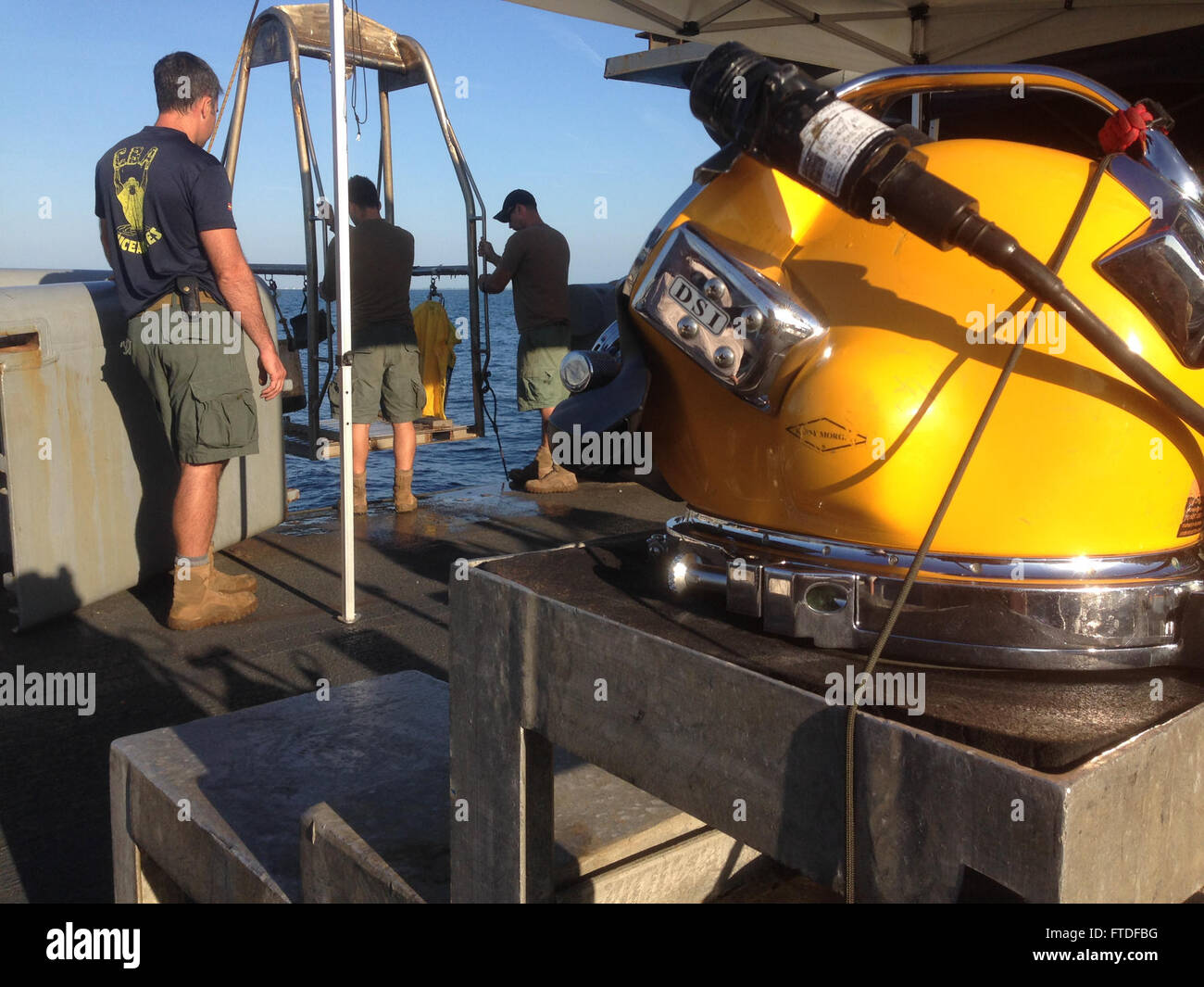 150827-N-ZZ999-3844 de l'ADRIATIQUE (Aug. 27, 2015) Les plongeurs de l'unité mobile de récupération de plongée (MDSU) 2 préparer le matériel de plongée à bord de l'USNS Saisir (T-ARS) 51 27 août, 2015. Les plongeurs de 2 MDSU et civil de l'armée les marins Maritime Command récupérer et sauver ship USNS Saisir, attribué à, commandant de la Task Force 68, sont actuellement en charge du personnel de la défense de l'agence comptable pour la récupération des aviateurs américains qui ont été portés disparus en action depuis leurs bombardiers B-24 a été abattu alors qu'au départ de l'Italie en 1945. (U.S. Photo par marine Navy Diver 2e classe David Savell/libérés) Banque D'Images