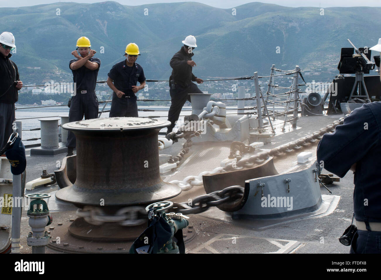 150925-N-AX546-089 MER MÉDITERRANÉE (sept. 25, 2015) Maître de Manœuvre 3 classe Anthony Sanchez, de Hammond, Indiana, donne l'ordre d'arrêter la chaîne d'ancre à bord de l'USS Porter (DDG 78) au cours d'une évolution d'ancrage et la mer au large de la côte de Vlora, l'Albanie. Porter, une classe Arleigh Burke destroyer lance-missiles, l'avant-déployé à Rota, en Espagne, est en patrouille dans la conduite des opérations de la marine américaine dans le domaine de la sixième flotte des opérations à l'appui des intérêts de sécurité nationale des États-Unis en Europe. (U.S. Photo par marine Spécialiste de la communication de masse 1re classe Sean Spratt/libérés) Banque D'Images