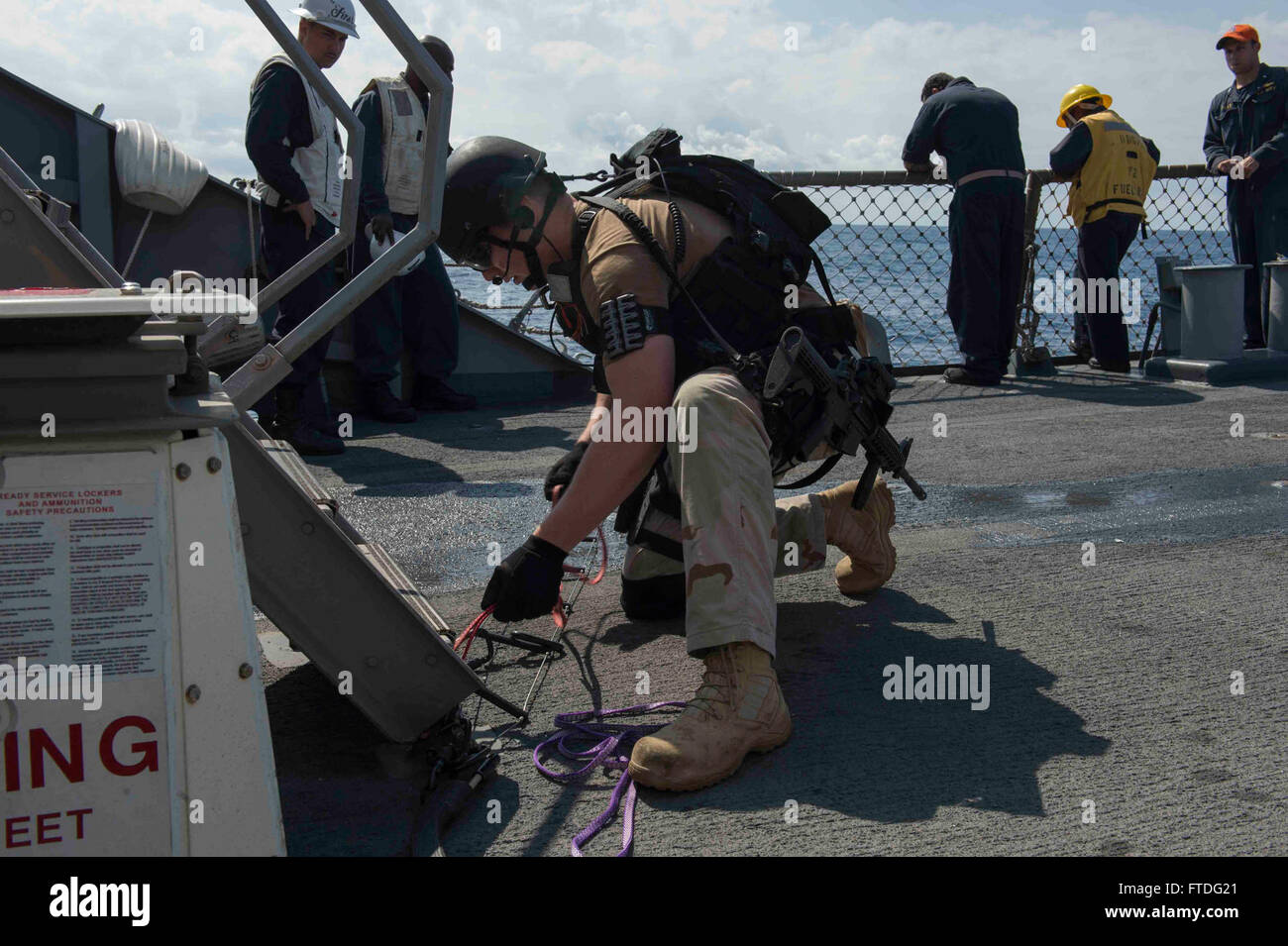 151001-N-TC720-197 MER MÉDITERRANÉE (oct. 1, 2015) Gunner's Mate 2e classe Kyle Morris, de Metamora, Illinois, fixe un fil de bain lors d'une visite, un conseil, une perquisition et saisie, scénario de formation à bord du USS Donald Cook (DDG 75) 1er octobre 2015. Donald Cook, une classe Arleigh Burke destroyer lance-missiles déployés avant, à Rota, Espagne effectue une patrouille de routine dans le domaine de la flotte des États-Unis 6e des opérations à l'appui des intérêts de sécurité nationale des États-Unis en Europe. (U.S. Photo par marine Spécialiste de la communication de masse Mat 3e classe Murch/libérés) Banque D'Images