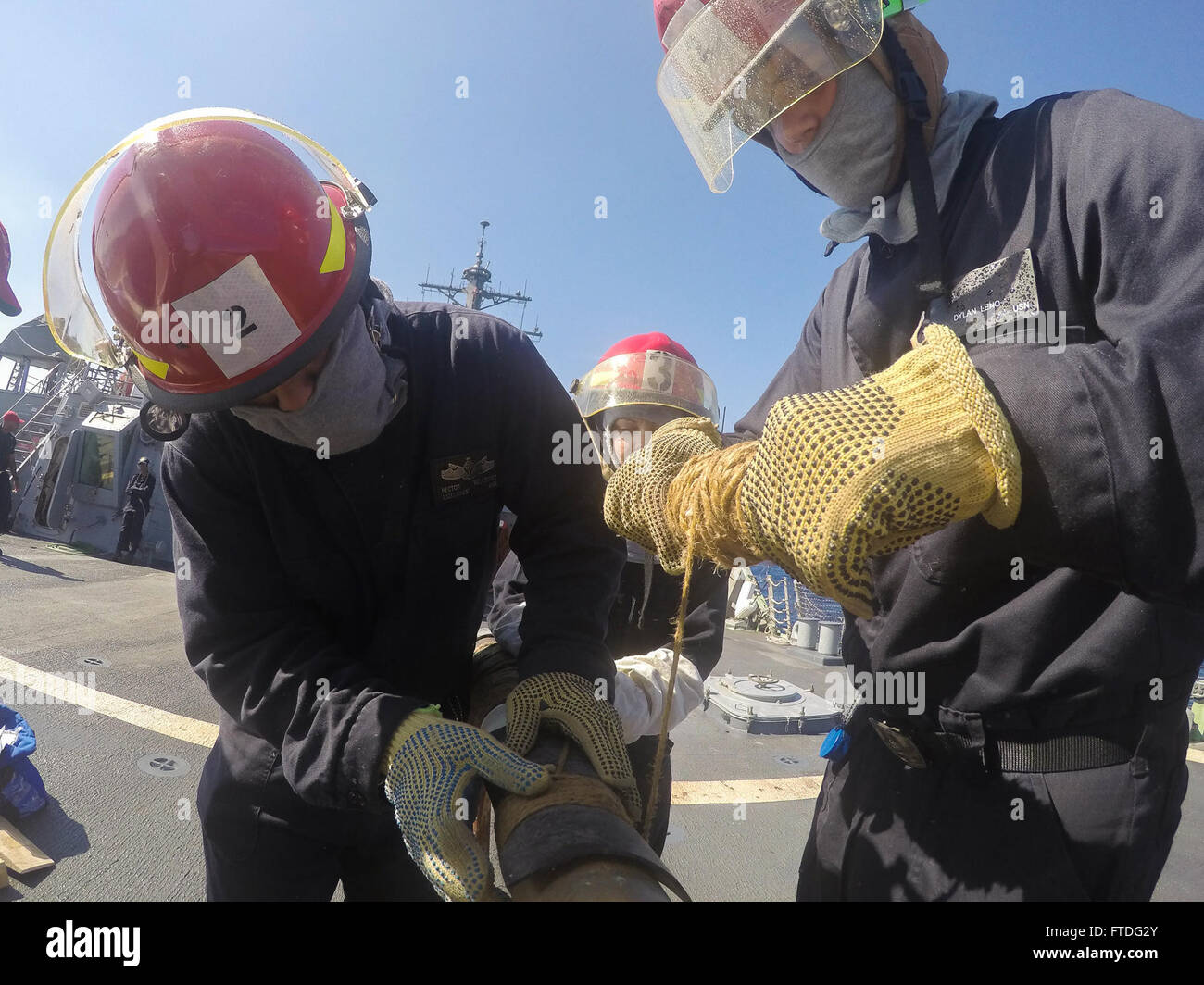 151003-N-AX546-058 MER MÉDITERRANÉE (oct. 3, 2015) Spécialiste en logistique 1ère classe Hector Velazquez, de Carolina, Puerto Rico, gauche, spécialiste des opérations et Dylan 3ème classe Leno, de Dallas, Texas, patch un tuyau sur le pont du USS Porter (DDG 78) au cours d'un exercice général de quarts, 3 octobre 2015. Porter, une classe Arleigh Burke destroyer lance-missiles, l'avant-déployé à Rota, en Espagne, est sur une patrouille de routine des opérations navales dans la sixième flotte américaine zone d'opérations à l'appui de la sécurité nationale des États-Unis en Europe. (U.S. Photo par marine Spécialiste de la communication de masse 1ère Banque D'Images