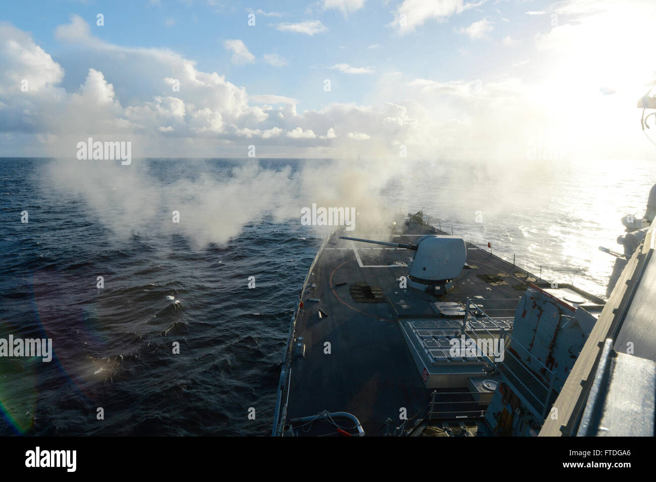 151012-N-XT273-092 OCÉAN ATLANTIQUE (oct. 12, 2015) La classe Arleigh Burke destroyer USS Ross (DDG 71) incendies son fusil 5' au cours d'un exercice de tir réel. USS Ross prend part à l'exercice Joint Warrior 15-2, un Royaume Uni-led coopération multinationale semi-annuel d'entraînement conçu pour fournir à l'OTAN et les forces alliées avec une environnement de guerre pour se préparer pour des opérations globales. (U.S. Photo par marine Spécialiste de la communication de masse 2e classe Justin Stumberg/libérés) Banque D'Images