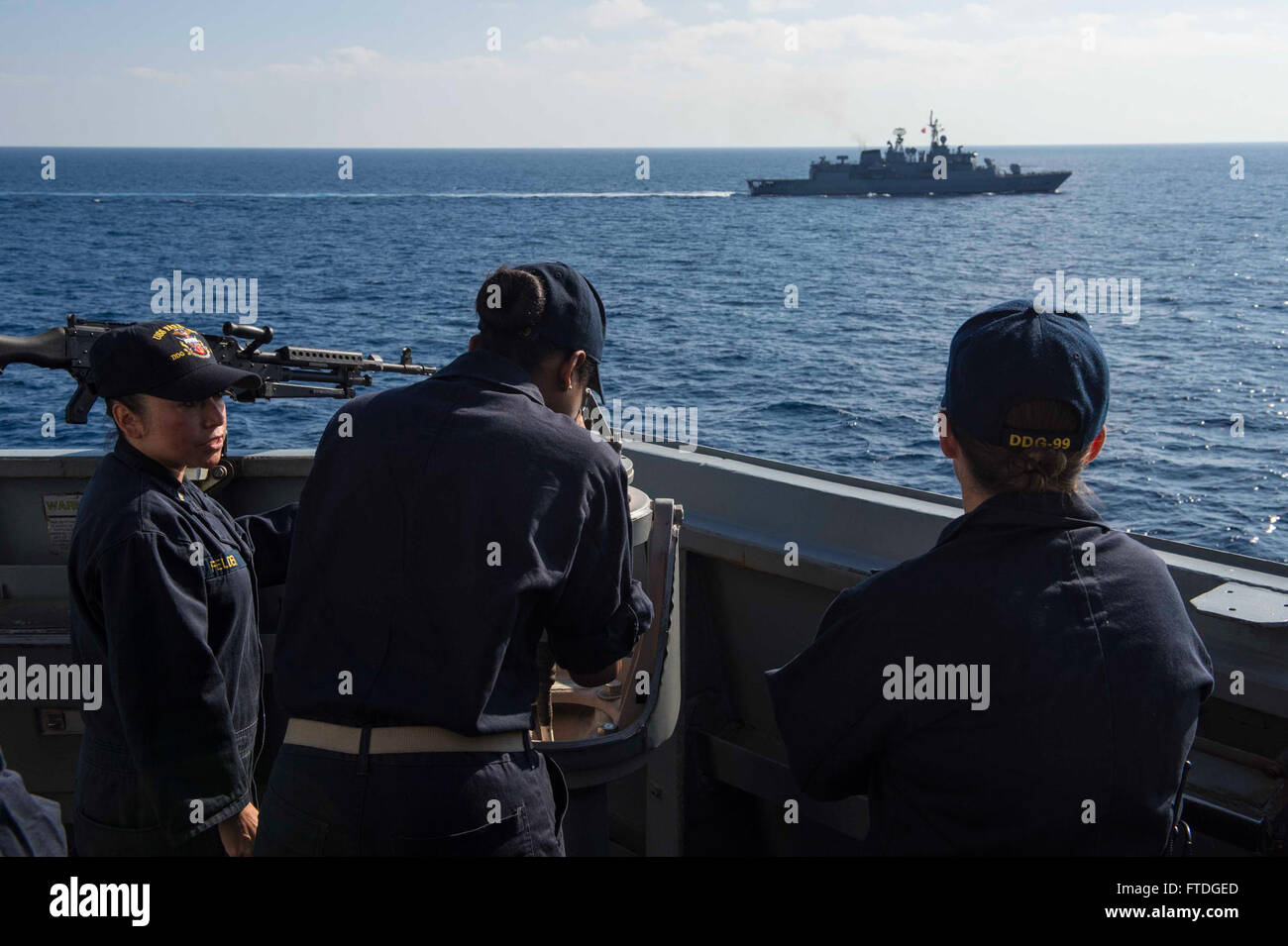 151015-N-VC236-056 MER MÉDITERRANÉE (15 octobre 2015) - L'Adjudant-chef Edda Felder, de Ponte Vedra, en Floride, le lieutenant J.G. Adrienna Dobbs, de Aiken, Caroline du Sud, et le Cmdr. Megan Thomas, directeur général de la classe Arleigh Burke destroyer lance-missiles USS Farragut (DDG 99), surveiller le roulement à la marine turque frégate lance-missiles TCG Yavuz (F 240) au cours d'un exercice de manœuvre, 15 octobre 2015. Farragut, homeported à Mayport, en Floride, mène des opérations navales dans la sixième flotte américaine zone d'opérations à l'appui de la sécurité nationale des États-Unis en Europe. (U.S. Nav Banque D'Images