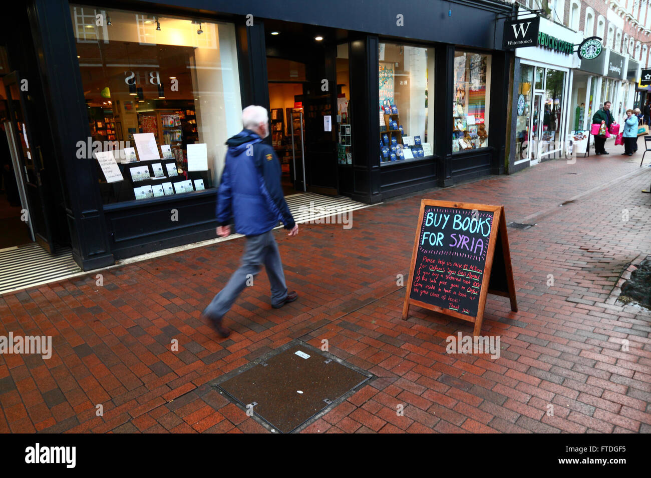 Acheter Livres pour la Syrie signe de campagne en dehors de la librairie Waterstones, Calverley Road, Tunbridge Wells, Kent, Angleterre Banque D'Images