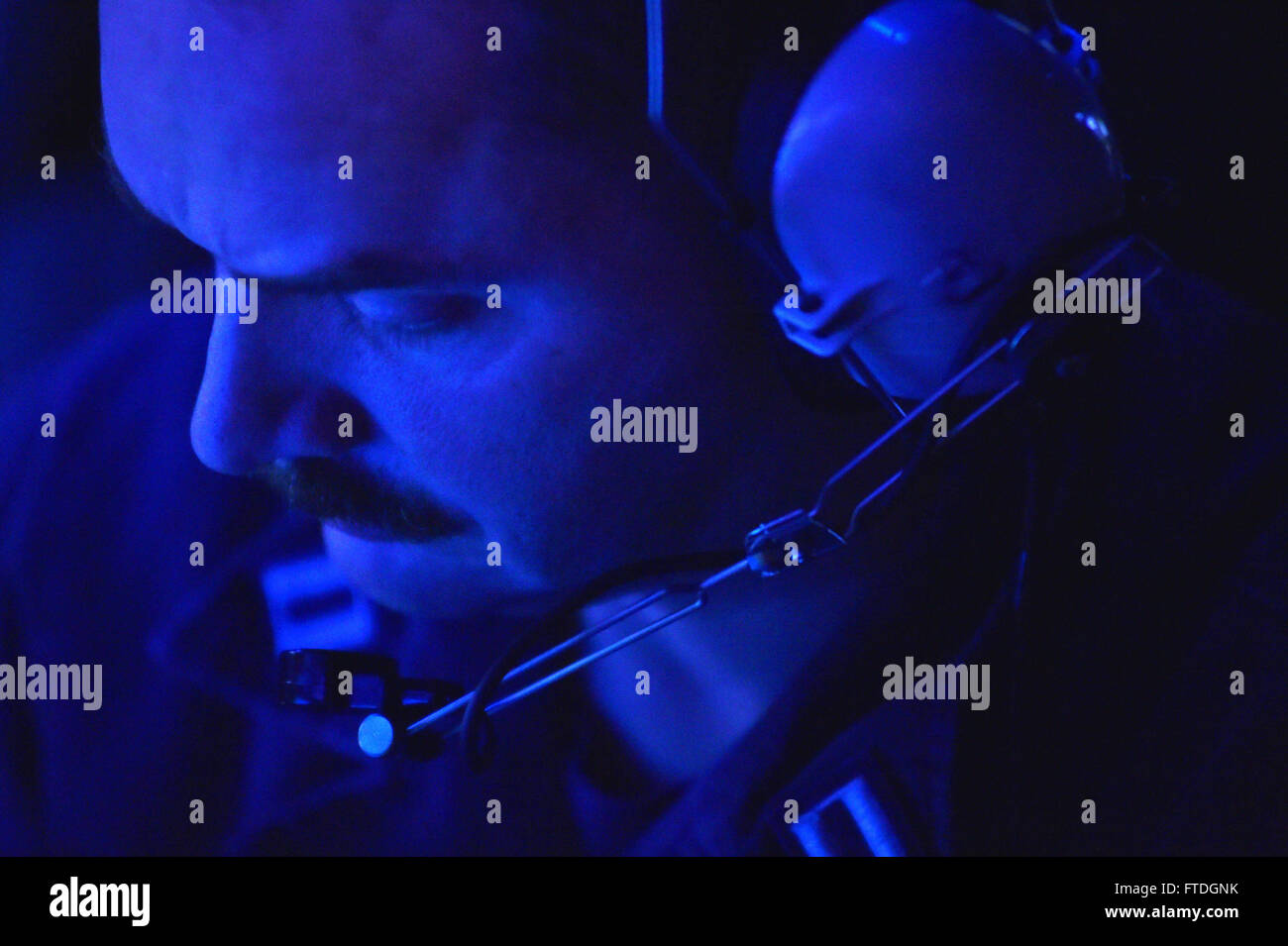 151020-N-XT273-215 OCÉAN ATLANTIQUE (oct. 20, 2015 Officier de systèmes de combat) Le lieutenant Cameron Burnette coordonne l'activité au cours de la gamme Hébrides de défense antimissile de théâtre Maritime (MTMD) du Forum de démonstration en mer (ASD-15) compte à rebours à bord du destroyer de classe Arleigh Burke USS Ross (DDG 71). Navires du Canada, France, Italie, Pays-Bas, Norvège, Espagne, Royaume-Uni et les États-Unis d'un suivi et sont détruits et balistique cible de missiles de croisière anti-navires durant la démonstration en direct de six scénarios d'incendie. L'Allemagne a fourni du personnel à la Force opérationnelle multi-nationale de la part de son personnel.. (U.S. Nav Banque D'Images