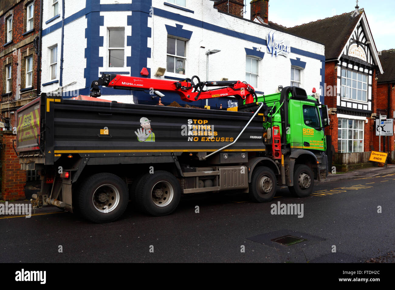 Santé et sécurité STAN (Stop Think Assess No excuses) mnémonique / slogan sur le côté du camion à benne basculante avec grue, Tonbridge, Kent, Royaume-Uni Banque D'Images