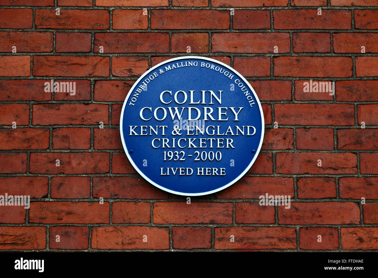 Bllue plaque sur la maison où l'ancien joueur de cricket Angleterre Kent et Colin Cowdrey vécu, Tonbridge, Kent, England, UK Banque D'Images
