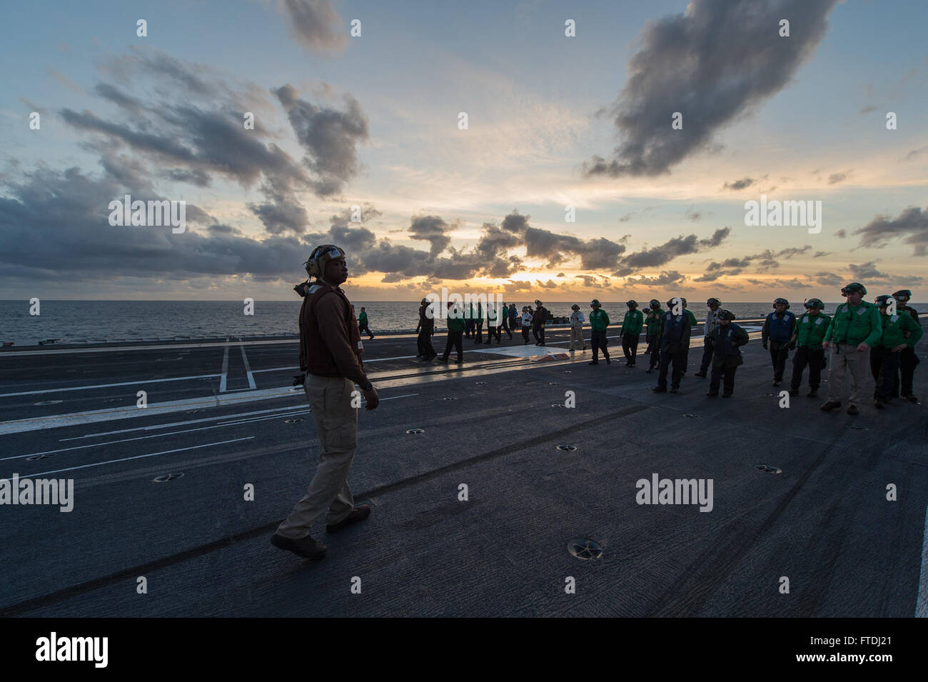 151118-N-NX690-080 OCÉAN ATLANTIQUE (nov. 18, 2015) marins participent à un des dommages par corps étranger descendre sur le pont du porte-avions USS Harry S. Truman (CVN 75). Harry S. Truman Strike Group est déployée pour appuyer les opérations de sécurité maritime et les efforts de coopération en matière de sécurité dans le théâtre américain dans la flotte de 5ème et 6ème zones d'opération. (U.S. Photo par marine Spécialiste de la communication de masse Seaman J. M. Tolbert/libérés) Banque D'Images