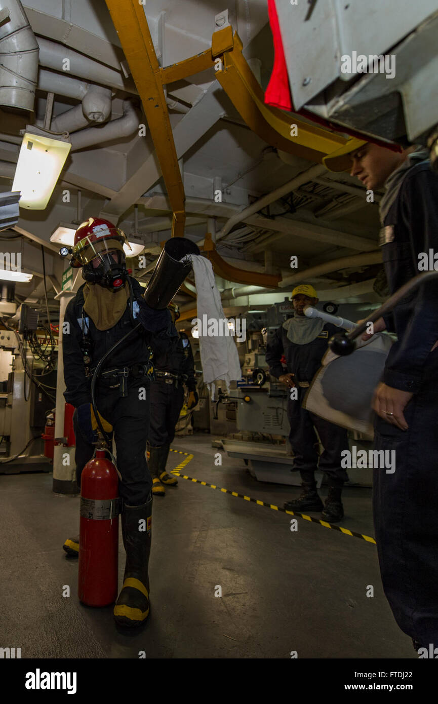 151119-N-NX690-014 OCÉAN ATLANTIQUE (nov. 19, 2015) 3ème classe 4400 Machiniste Z. Aubrey, gauche, utilise un extincteur pour combattre un incendie simulé au cours d'un exercice général quarts à bord de porte-avions USS Harry S. Truman (CVN 75). Harry S. Truman Strike Group est déployée pour appuyer les opérations de sécurité maritime et les efforts de coopération en matière de sécurité dans le théâtre américain dans la flotte de 5ème et 6ème zones d'opération. (U.S. Photo par marine Spécialiste de la communication de masse Seaman J. M. Tolbert/libérés) Banque D'Images