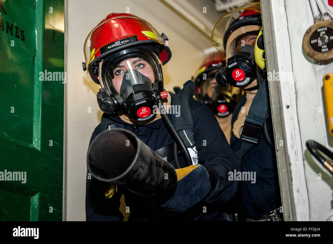 151119-N-GK939-037 OCÉAN ATLANTIQUE (nov. 19, 2015) matelot timonier A. Escamilla éteint un incendie simulé au cours d'un exercice général quarts à bord de porte-avions USS Harry S. Truman (CVN 75). Harry S. Truman Strike Group est déployée pour appuyer les opérations de sécurité maritime et les efforts de coopération en matière de sécurité dans le théâtre américain dans la flotte de 5ème et 6ème zones d'opération. (U.S. Photo par marine Spécialiste de la communication de masse Seaman L. A. Preston/libérés) Banque D'Images