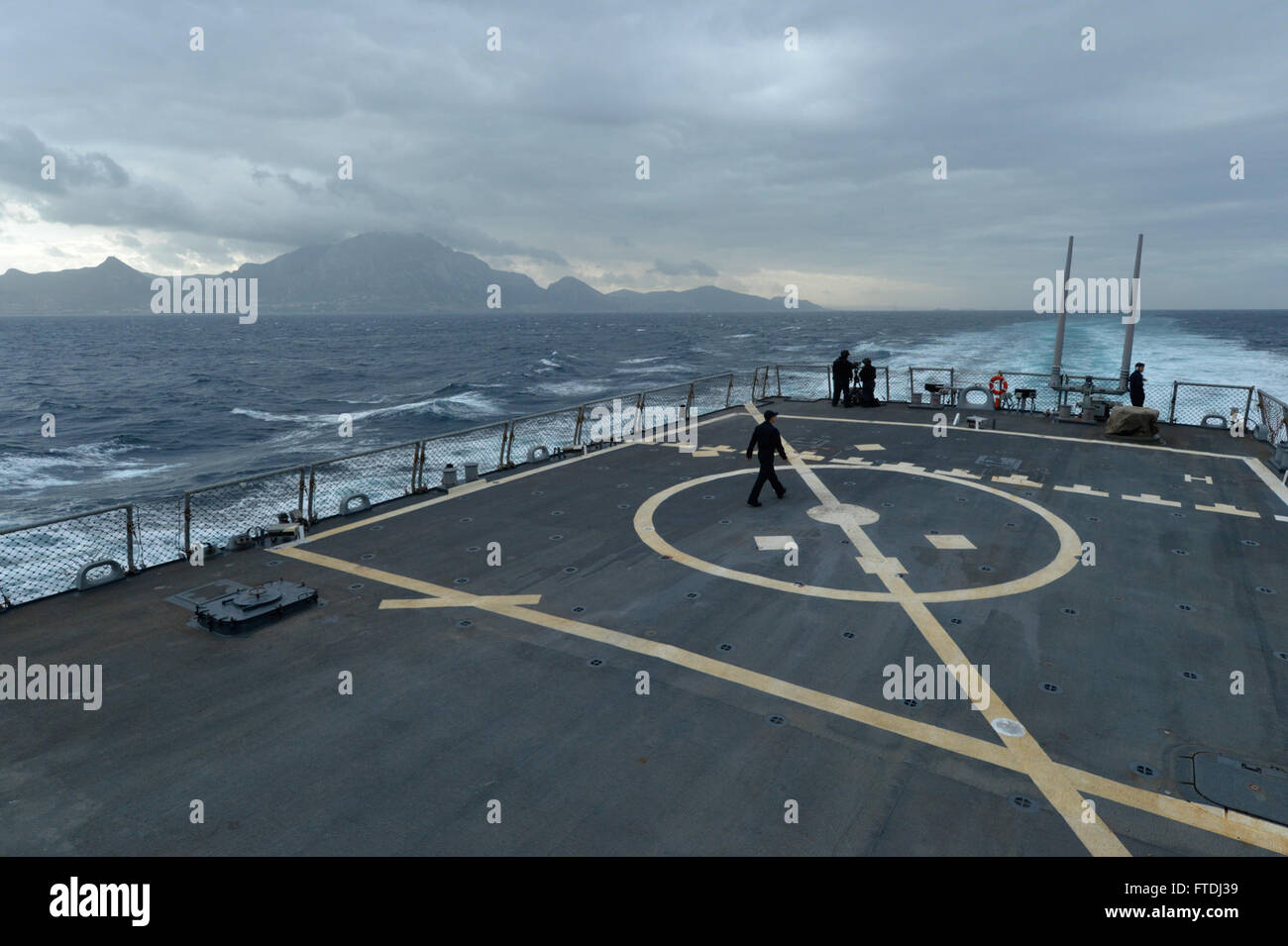 151121-N-XT273-660 ROTA, ESPAGNE (nov. 21, 2015) La classe Arleigh Burke destroyer USS Ross (DDG 71) transite par le détroit de Grog le 21 novembre, 2015. Ross mène des opérations navales dans la sixième flotte américaine zone d'opérations à l'appui de l'intérêt de la sécurité nationale des États-Unis en Europe. (U.S. Photo par marine Spécialiste de la communication de masse 2e classe Justin Stumberg/libérés) Banque D'Images