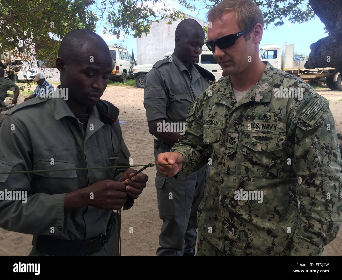 Le 24 novembre 2015, Ian Zimmerman, technicien de 1re classe en élimination d'explosifs, affecté à l'unité mobile 8 d'élimination d'explosifs, forme la police locale d'Inhambane au Mozambique sur la gestion des risques explosifs. Cette formation s'inscrit dans le cadre d'une mission visant à améliorer la capacité locale à faire face aux menaces explosives. Banque D'Images