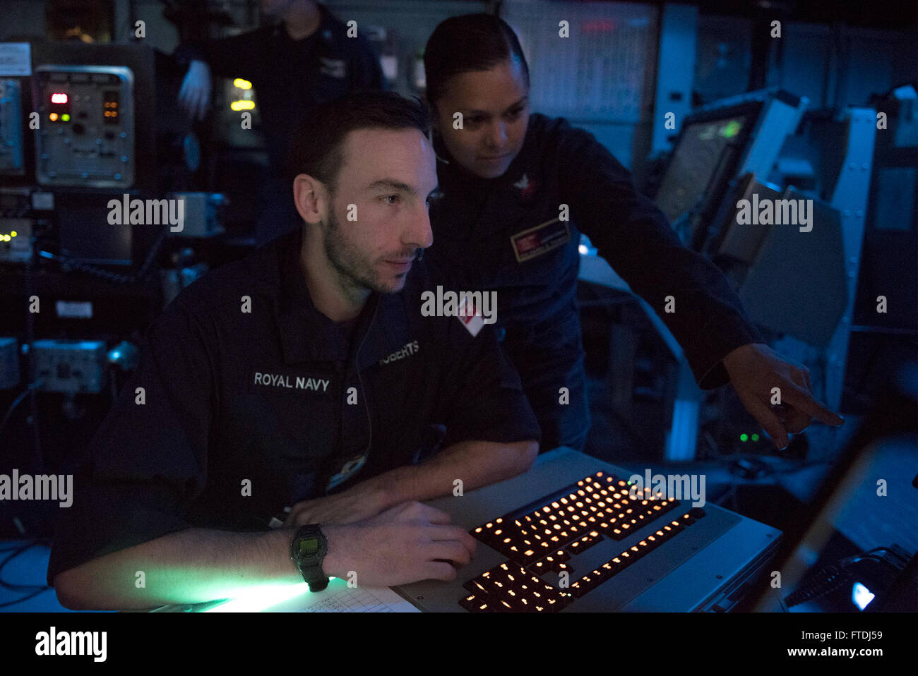 Le lieutenant A. Roberts de la Royal Navy britannique reçoit une mise à jour du contrôleur de la circulation aérienne de 2e classe C. Ramirez à bord de l'USS Harry S. Truman (CVN 75). Le porte-avions est déployé pour soutenir les opérations de sécurité maritime et de sécurité sur le théâtre dans les régions de la 5e et de la 6e flotte américaine. Banque D'Images