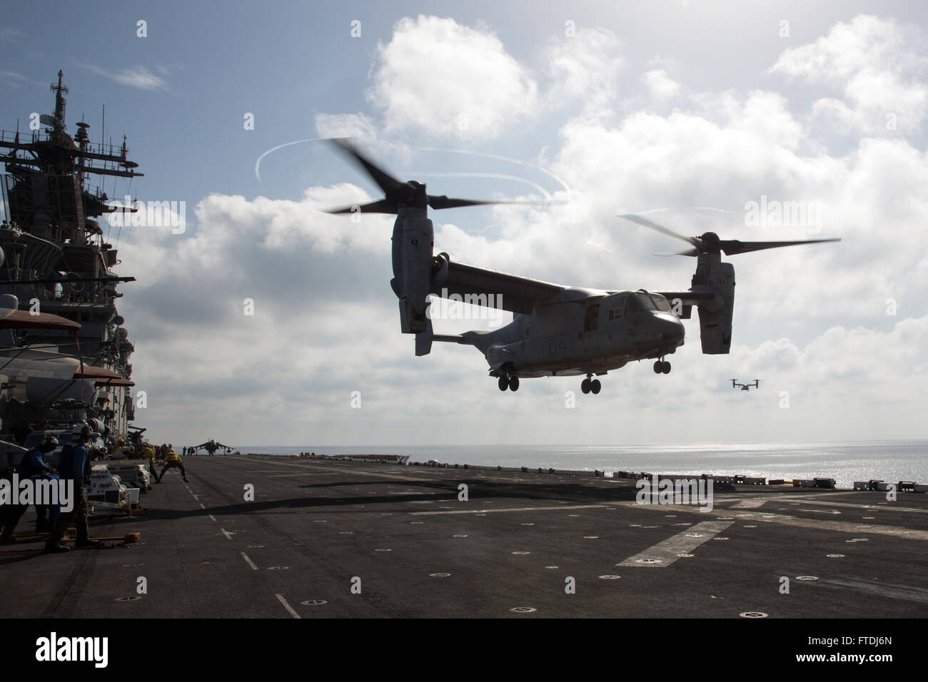 131015-N-GF386-347 MER MÉDITERRANÉE (oct. 15, 2013) Un MV-22 Osprey des rotors basculants Support Squadron (VMM) 266 (rein) atterrit sur le pont d'envol du navire d'assaut amphibie USS Kearsarge (DG 3). Kearsarge est déployée dans le cadre du groupe amphibie Kearsarge appuyer les opérations de sécurité maritime et les efforts de coopération en matière de sécurité dans le théâtre américain dans la zone de responsabilité de la sixième flotte. (U.S. Photo par marine Spécialiste de la communication de masse 2e classe Jonathan Vargas/libérés) Banque D'Images