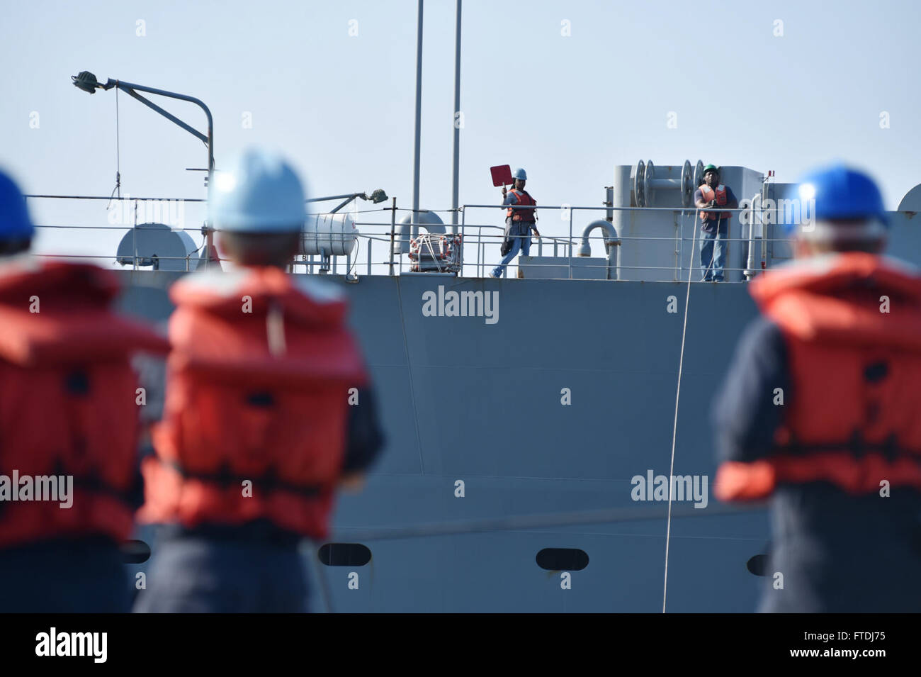 151127-N-XT273-372 MER MÉDITERRANÉE (nov. 27, 2015) Les marins à bord de l'USS Ross (DDG 71) conduite d'un ravitaillement en mer avec le ravitaillement de la flotte militaire commande de réapprovisionnement oiler USNS Laramie (T-AO 203) le 27 novembre, 2015. Ross, une classe Arleigh Burke destroyer lance-missiles déployés avant, à Rota, Espagne, effectue une patrouille de routine dans le domaine de la flotte des États-Unis 6e des opérations à l'appui des intérêts de sécurité nationale des États-Unis en Europe. (U.S. Photo par marine Spécialiste de la communication de masse 2e classe Justin Stumberg/libérés) Banque D'Images