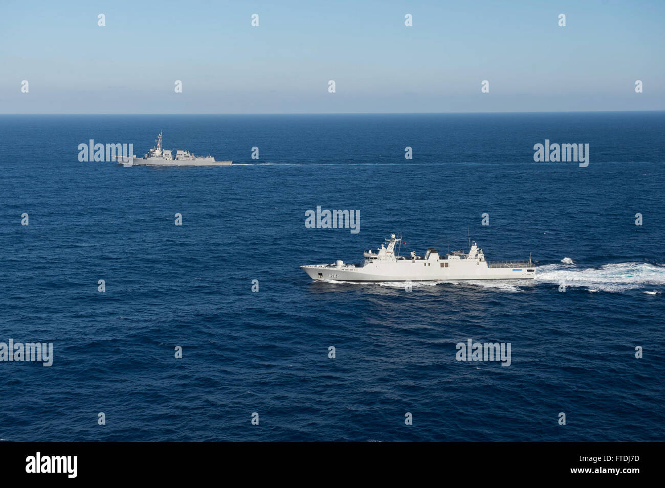 151128-N-JE250-425 OCÉAN ATLANTIQUE (nov. 28, 2015) - missiles USS gravement (DDG 107) et la frégate marocaine RMN Sultan Moulay Ismail (FF 614) effectuer un exercice de passage. Exercices de passage renforcer la coopération et la communication entre les marines, et aussi préparer les navires pour des opérations dans des environnements multi-national. Est gravement déployés avec le Harry S. Truman Strike Group à l'appui d'opérations de sécurité maritime et les efforts de coopération en matière de sécurité dans le théâtre américain dans la flotte de 5ème et 6ème zones d'opération. (U.S. Photo par marine Spécialiste de la communication de masse 2e classe D.C. Dillon/ Rel Banque D'Images