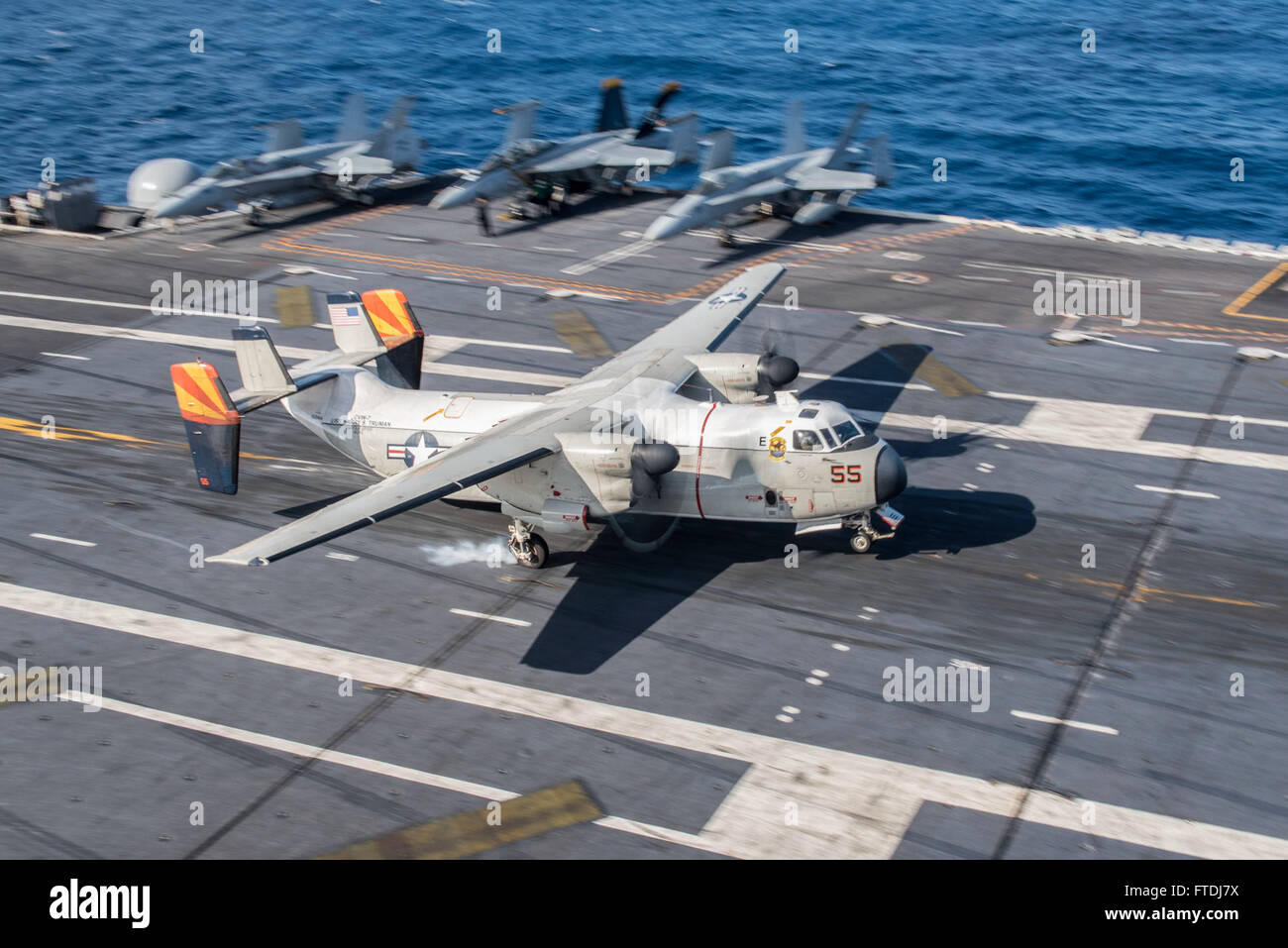151128-N-DZ642-049 OCÉAN ATLANTIQUE (nov. 28, 2015) UN C-2A Greyhound, affecté à la "Rawhides" de l'Escadron de soutien logistique de la flotte (RVC) 40, atterrit sur le pont du porte-avions USS Harry S. Truman (CVN 75). Harry S. Truman Strike Group est déployée pour appuyer les opérations de sécurité maritime et les efforts de coopération en matière de sécurité dans le théâtre américain dans la flotte de 5ème et 6ème zones d'opération. (U.S. Photo par marine Spécialiste de la communication de masse 3e classe B. Les siens/libérés) Banque D'Images