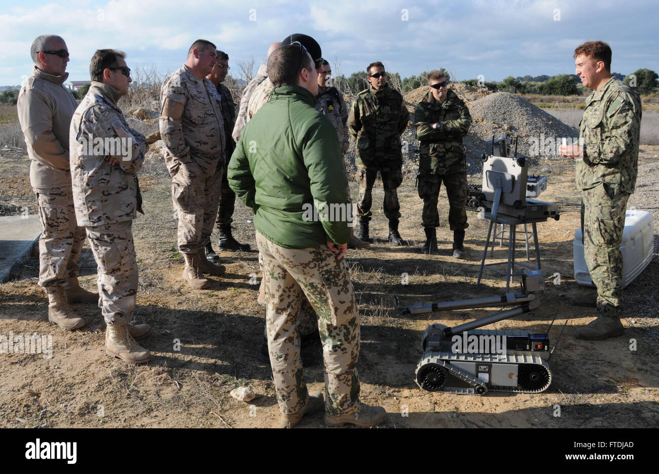 131120-N-ZO368-001 ROTA, ESPAGNE (20 novembre 2013) - l'élimination des explosifs et munitions de 1ère classe technicien Nicholas Espino explique les opérations de base d'un robot utilisé pour désarmer et éliminer en toute sécurité des explosifs, aux membres de l'espagnol et l'allemand au cours de l'exercice Magre marines à bord de la Station Navale Rota, Espagne. (U.S. Photo par marine Spécialiste de la communication de masse 2e classe Travis Alston/libérés) Banque D'Images