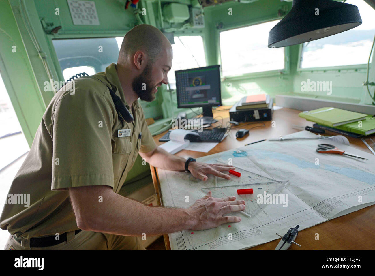 Le 22 février 2016, le Lt. Benjamin McIntire, navigateur à bord de l'USS Mount Whitney (LCC 20), vérifie des points sur une carte alors que le navire quitte Gaeta, en Italie. L'USS Mount Whitney, un navire de commandement et de contrôle de la 6e flotte américaine, est déployé à Gaeta, soutenant les intérêts de sécurité nationale des États-Unis en Europe. Le navire est engagé dans des opérations navales dans la zone d'opérations de la 6e flotte américaine. Banque D'Images