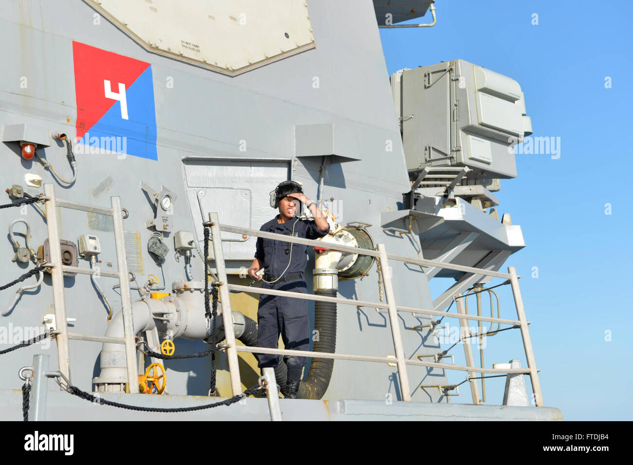 Des marins à bord de l'USS Ross (DDG 71), un destroyer à missiles guidés de classe Arleigh Burke, effectuent un exercice homme à la mer en Méditerranée le 1er décembre 2015. L'exercice fait partie de l'entraînement naval de routine dans la zone de la 6e flotte des États-Unis. Banque D'Images
