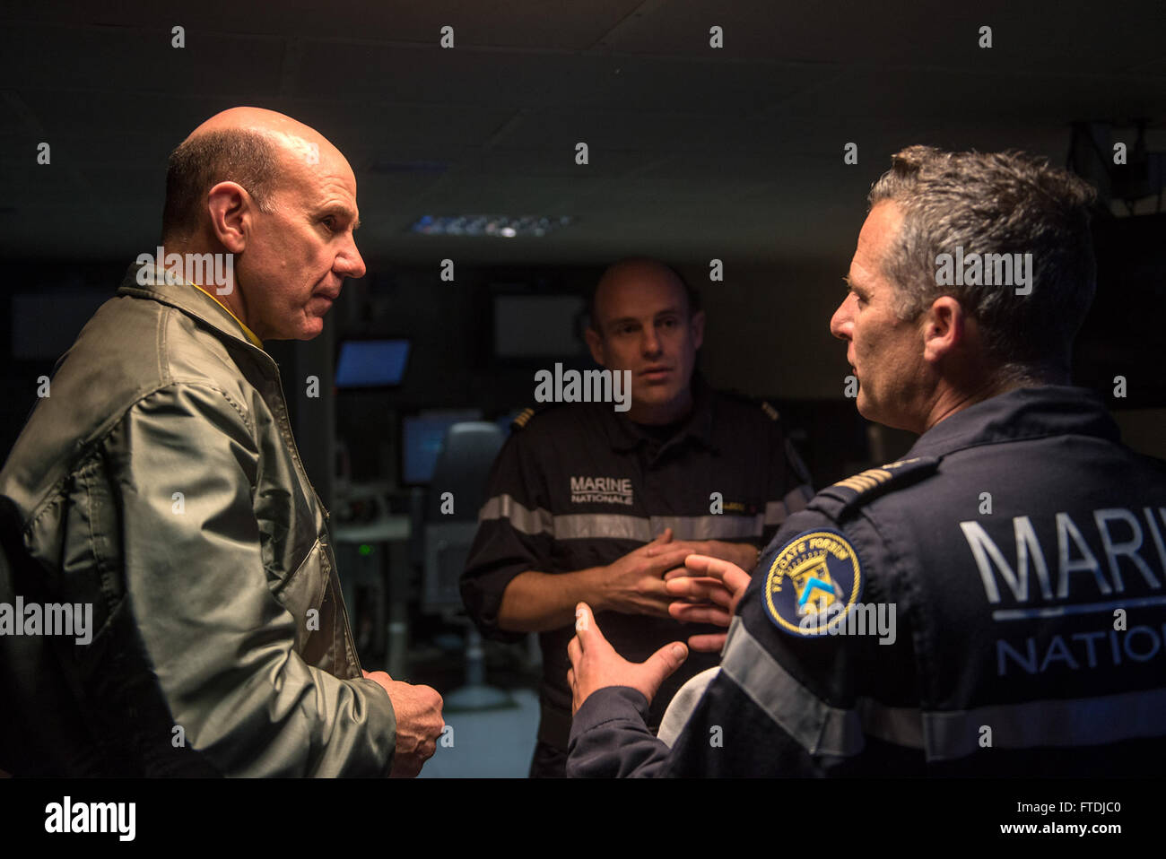 151202-N-MQ094-056 MER MÉDITERRANÉE (déc. 2, 2015) Arrière Adm. Bret Batchelder, gauche, traite des opérations maritimes conjointes avec le capitaine français C. Cluzel, extrême droite, à bord de la frégate de classe Horizon français FS Forbin (D620). Harry S. Truman Strike Group mène des opérations navales dans la sixième flotte américaine zone d'opérations à l'appui de la sécurité nationale des États-Unis en Europe et en Afrique. (U.S. Photo par marine Spécialiste de la communication de masse 2E E. T. Miller/libérés) Banque D'Images