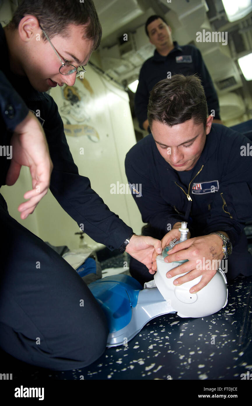 Le 2 décembre 2015, Alex Penegar de 2e classe de l’Hospital Corpsman de Kearns, Utah, enseigne au matelot Cameron McKenna de Detroit les techniques de RCP à bord de l’USS Carney (DDG 64) lors d’une patrouille de routine en mer Méditerranée. Cette formation fait partie de l'état de préparation de l'US Navy pour les situations médicales d'urgence. Banque D'Images