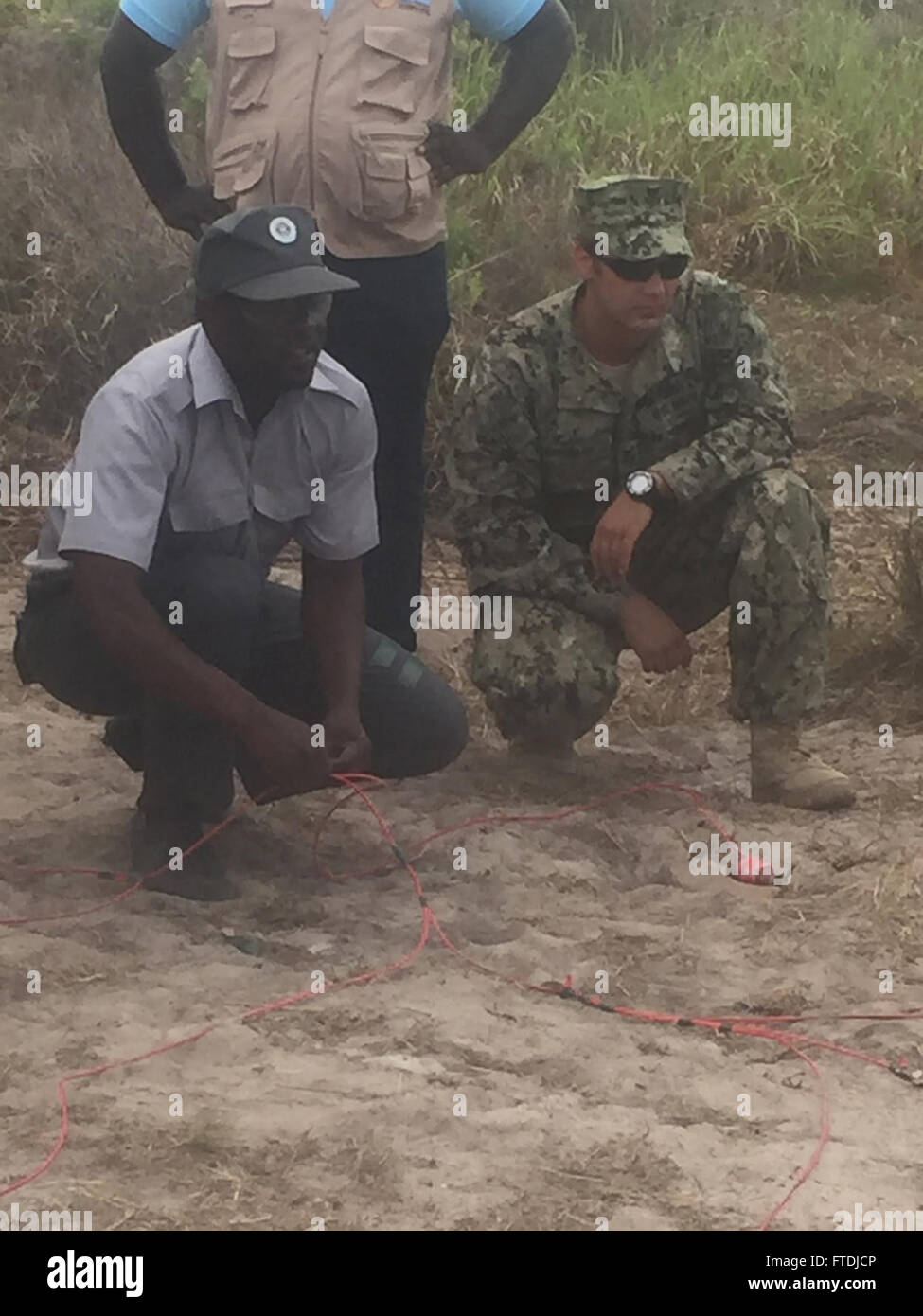 Le 4 décembre 2015, le personnel de l'US Navy de l'unité mobile 8 d'élimination des explosifs a mené un exercice pratique à Inhambane, au Mozambique, pour former la force de police locale à l'atténuation et à l'élimination des risques explosifs. L'événement comprenait des scénarios de démolition et médicaux pour préparer les officiers à des dangers réels. Banque D'Images